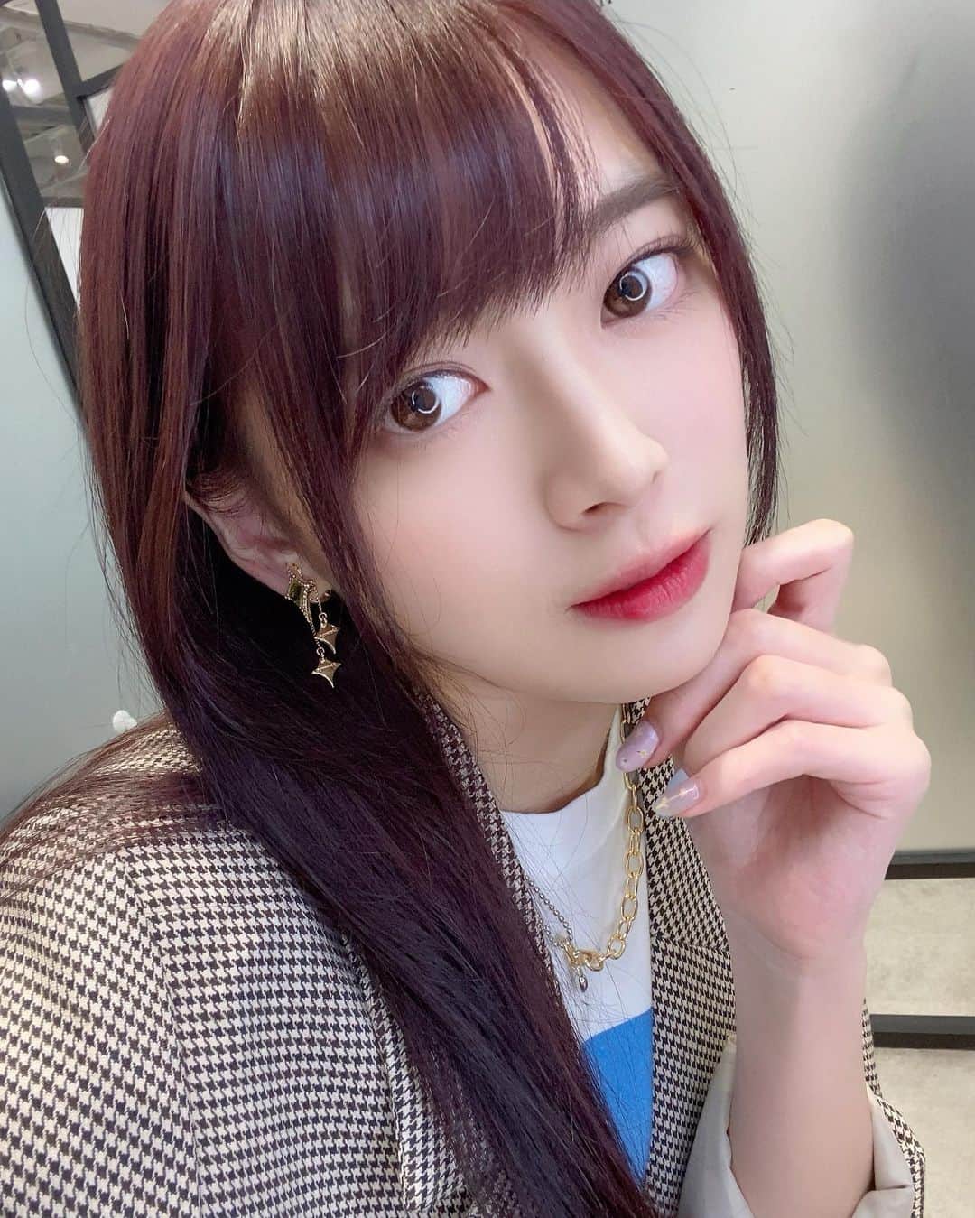 藤田いろはのインスタグラム：「連投ごめんね！ ⁡ ⁡ みてみて！ ついに黒髪卒業しちゃいました…！！ 期間限定の予定でまた黒髪に戻すと思うので黒髪派の人安心してね🙏 でも髪色変えたら服選ぶのがより楽しくて楽しくて✨ 1ヶ月の予定だったけど、また違う色に染めたいななんて悩みはじめてます← ⁡ ⁡ ⁡ ４枚目と５枚目がビフォーアフターなんだけど、こうみると結構色変わってるよね🤔 てか、染めてトリートメントしてないのにこのツヤサラ感すごくない？？？ ⁡ ⁡ ⁡ ⁡ #銀座美容院 #カラー #ラベンダーカラー #ロングヘア　#ラズベリーピンク」