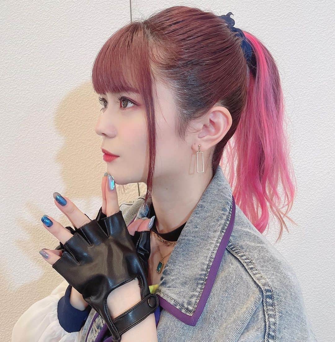 紡木吏佐のインスタグラム：「髪の毛とってもピンクおぶピンク  最近はずっと前嶋さんという スーパー美容師さんに カラー塗り塗りして頂いています☝️ 髪の毛が喜んでるじぇ〜*\(^o^)/*  エクステはメイクさんに💄 チュチュ味を感じますなぁ*\(^o^)/*」