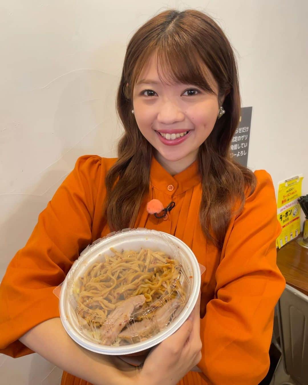 大森万梨乃のインスタグラム：「ㅤㅤㅤ ㅤㅤㅤ こちら麺300g入って「 小サイズ 」なんです〜🤣🤣 ㅤㅤㅤ #マゼの極みthefatton （静岡市）の #汁なしスッパメン 🌟🌟 ㅤㅤㅤ ポン酢の酸味がと〜っても効いていて 見た目からはとても想像出来ないくらい サッパリ食べられます🤤ポン酢好きにはたまらん🤤 ㅤㅤㅤ また告知します！お楽しみに！ ㅤㅤㅤ これまでボンマルシェで紹介したグルメは 【 #ボンマルグルメ 】でまとめています！ 是非活用してください✌️ ㅤㅤㅤ #持ち方のクセ #１枚目は混ぜたあと #２枚目は混ぜる前 #ボンマルグルメ ㅤㅤㅤ」