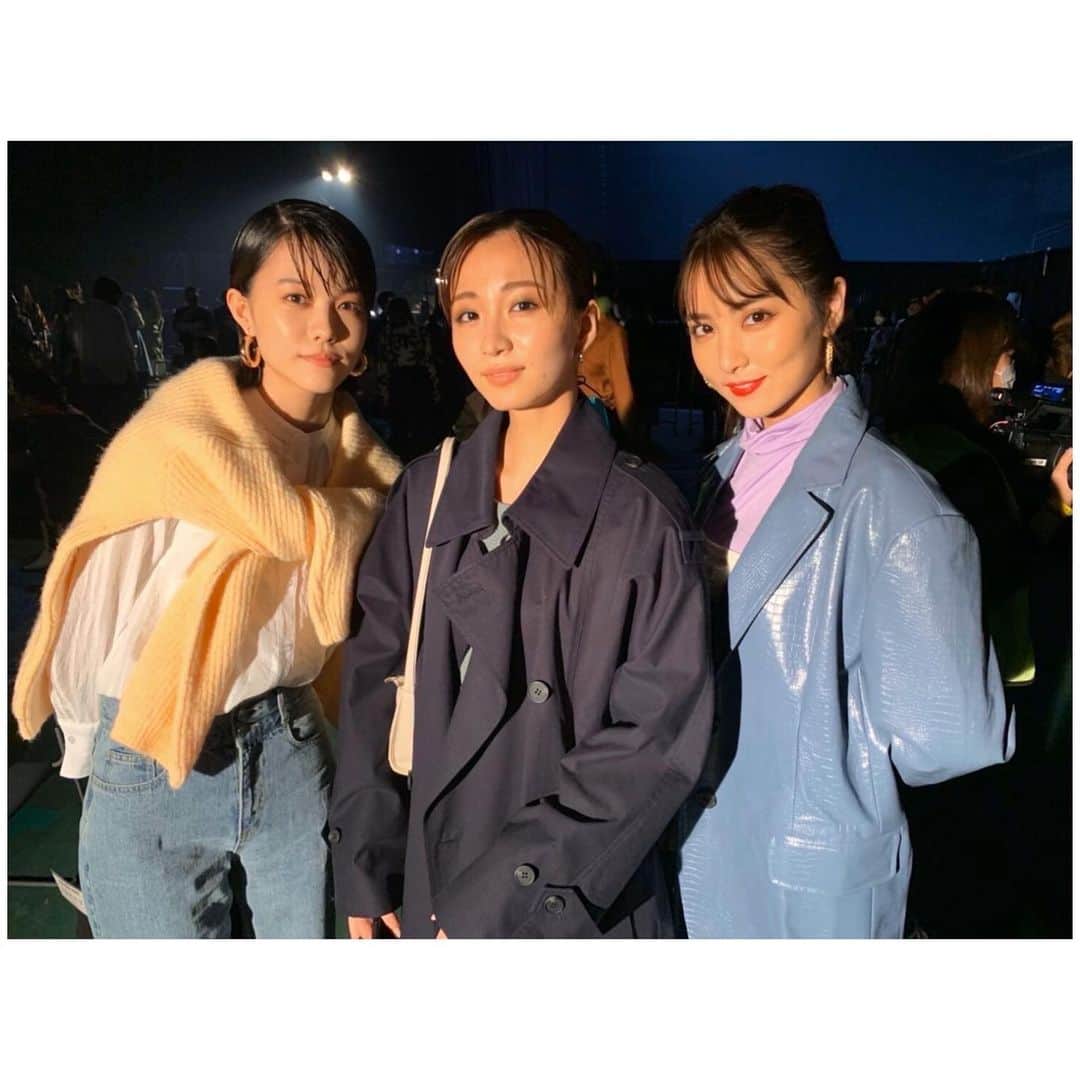 志田彩良のインスタグラム：「・ 映画#mellow で共演した岡崎紗絵さんと 事務所の先輩、石川恋さん。  ステージ前にお二人とお話出来て 少し緊張がほぐれました😌🌼」