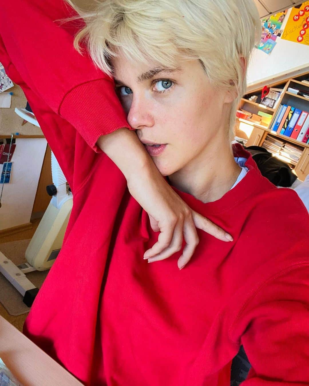 Kris Gottschalkのインスタグラム：「Another great sweater I “borrowed” 😅 Why are other people’s things always my favorites?  1. ☝🏻 Because I don’t own enough colors  2. Because I love them so much I always want to keep a part of them with me  #redsweater #wearcolour #redisthenewblack」