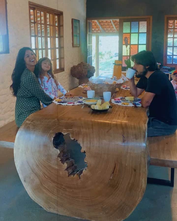 Yanna Lavigne 稲垣アンのインスタグラム：「Bom dia !! Café da manhã com meus amores reunidos pra contar pra vocês sobre esse trabalho incrível da @madeirado_decor eu já sou cliente assumida faz alguns anos. Nossa casa da roça pediu uma mesa para receber a família, pedido feito pedido realizado com alto padrão. O mais consciente e lindo sobre eles: cada venda = 2 árvores plantadas na Amazônia 🌳💚」