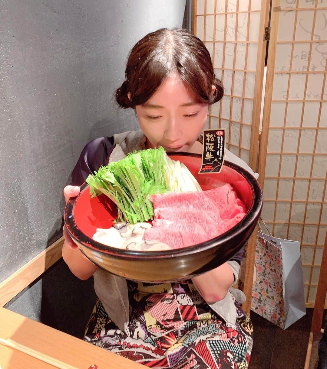 小田飛鳥さんのインスタグラム写真 - (小田飛鳥Instagram)「昨日は弟のお誕生日パーティーを六本木のかき心さんでやらせて頂きました🦪 義理の妹ちゃんが、牡蠣の美味しいところの出身なのに、こんなに美味しい生牡蠣初めて食べたって感動してました☺️ こちらの牡蠣ご飯は本当に欠かせないのですが、昨夜は栗ご飯🍚🌰 でも牡蠣ご飯も食べたくなってお願いしちゃいました😆 #ノンアルでも酔える #かき心 #仙鳳趾 #栗ご飯 #食いしん坊万歳 #バックのサインが華彩ななさん #これもツーショット」9月19日 17時50分 - asuka_oda_0320