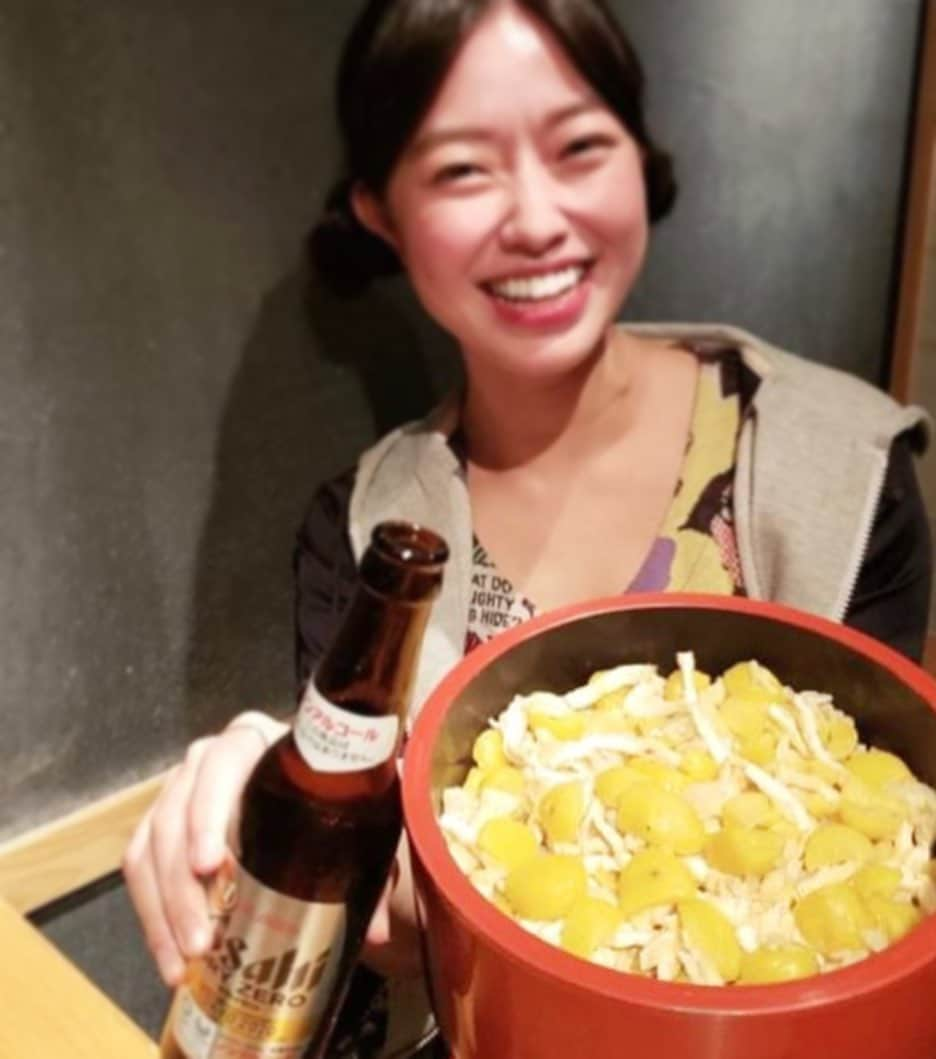 小田飛鳥さんのインスタグラム写真 - (小田飛鳥Instagram)「昨日は弟のお誕生日パーティーを六本木のかき心さんでやらせて頂きました🦪 義理の妹ちゃんが、牡蠣の美味しいところの出身なのに、こんなに美味しい生牡蠣初めて食べたって感動してました☺️ こちらの牡蠣ご飯は本当に欠かせないのですが、昨夜は栗ご飯🍚🌰 でも牡蠣ご飯も食べたくなってお願いしちゃいました😆 #ノンアルでも酔える #かき心 #仙鳳趾 #栗ご飯 #食いしん坊万歳 #バックのサインが華彩ななさん #これもツーショット」9月19日 17時50分 - asuka_oda_0320