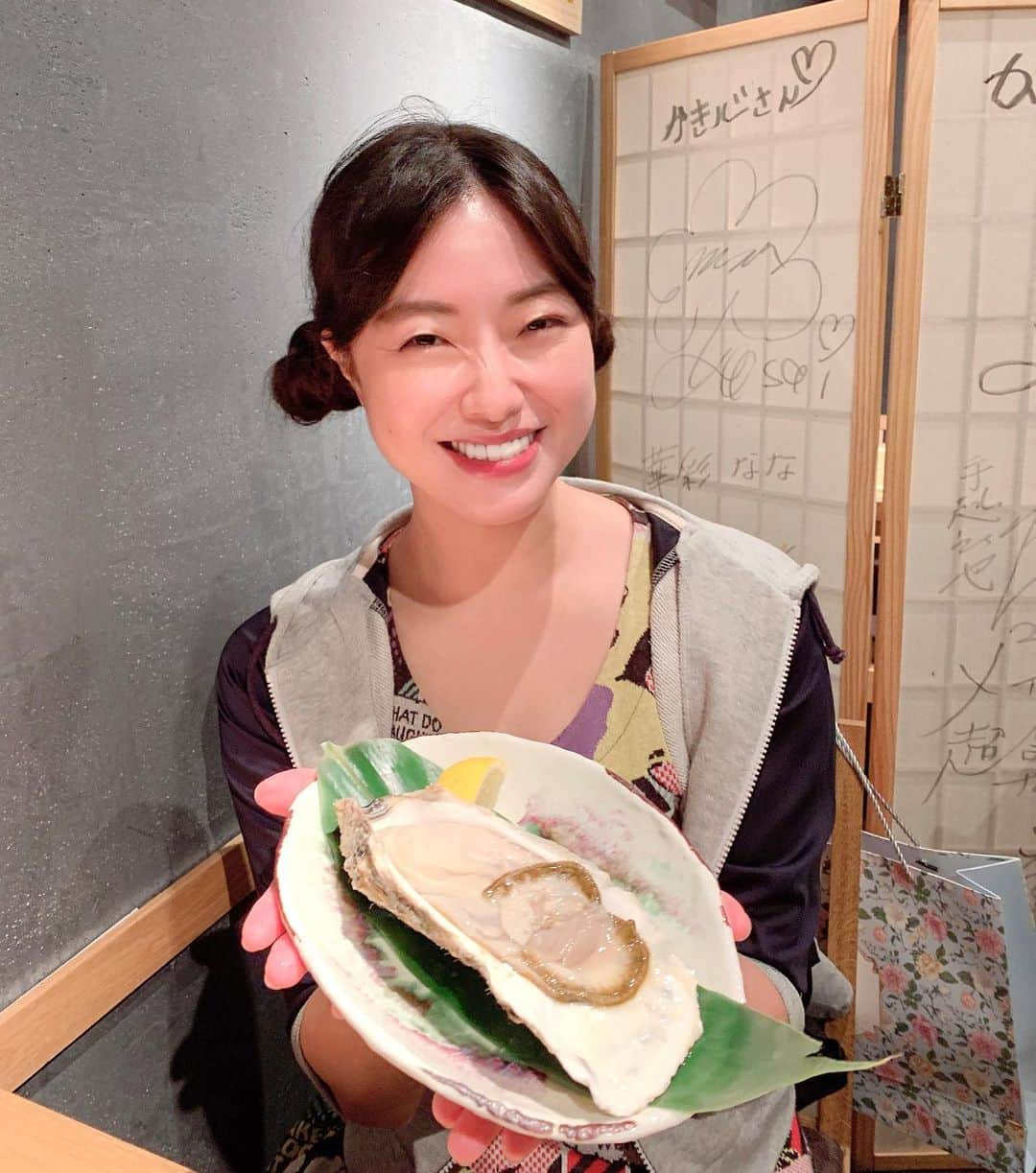 小田飛鳥さんのインスタグラム写真 - (小田飛鳥Instagram)「昨日は弟のお誕生日パーティーを六本木のかき心さんでやらせて頂きました🦪 義理の妹ちゃんが、牡蠣の美味しいところの出身なのに、こんなに美味しい生牡蠣初めて食べたって感動してました☺️ こちらの牡蠣ご飯は本当に欠かせないのですが、昨夜は栗ご飯🍚🌰 でも牡蠣ご飯も食べたくなってお願いしちゃいました😆 #ノンアルでも酔える #かき心 #仙鳳趾 #栗ご飯 #食いしん坊万歳 #バックのサインが華彩ななさん #これもツーショット」9月19日 17時50分 - asuka_oda_0320