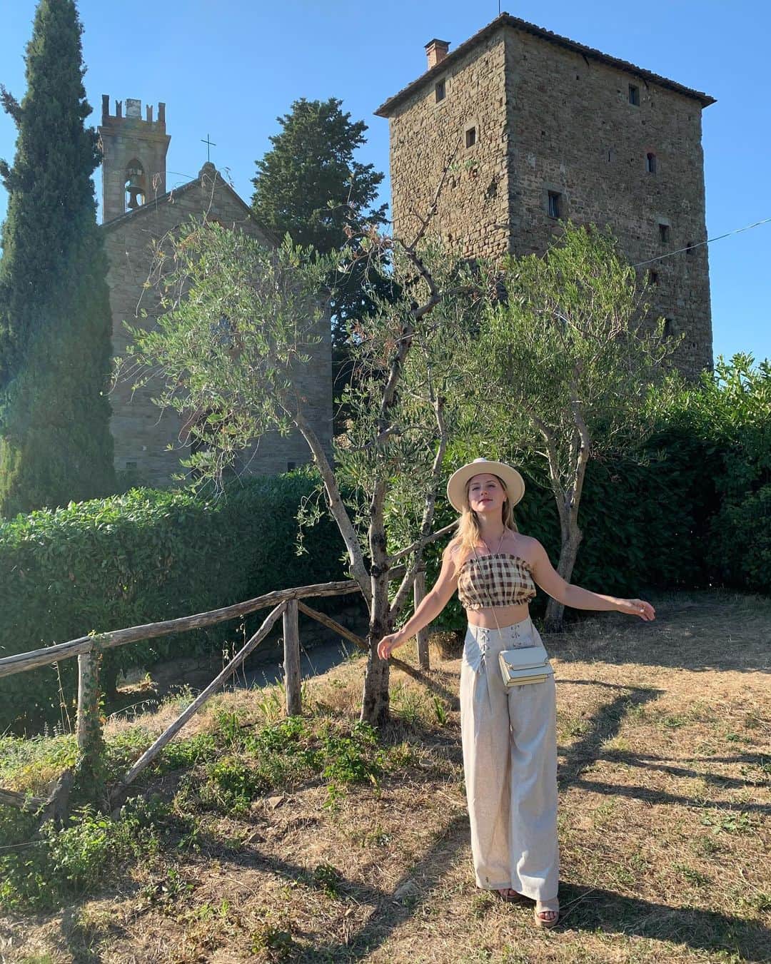 ナタリー・エモンズのインスタグラム：「Grazie Mille🏰🇮🇹🍷 #castellodiristonchi @thecreatorscastle #strathberry #ナタリーエモンズ #エモやん #ristonchi #ストラスベリー」