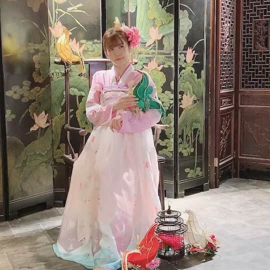 諏訪彩花のインスタグラム：「撮影風景🦜🌸笑 #笑顔変身写真館」