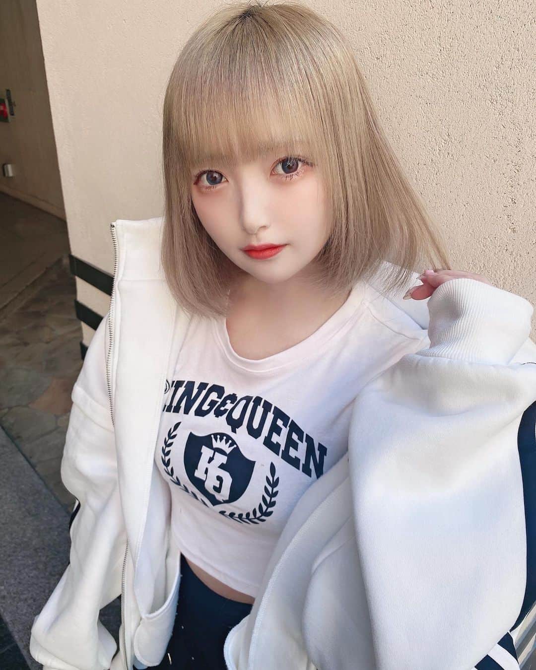 ねこあれのインスタグラム：「うどんぽん  ･   #ヘアアレンジ  #カラコン  #インナーカラー  #派手髪女子  #量産型コーデ  #地雷女  #アーマーリング  #ピアス女子  #ゲーム女子  #派手髪  #派手髪女子  #ショートヘア  #地雷女  #アイドル  #メンヘラ  #地下アイドル  #ボブ  #ハイトーンボブ  #ピープス女子  #ストリート系女子  #自撮り女子 #ハイトーンカラー #金髪ショート #脚フェチ #白髪」