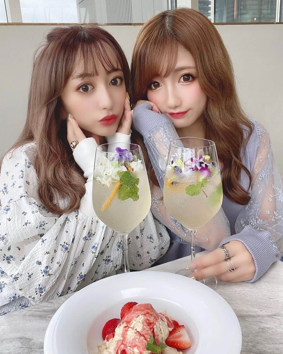 まゆぴちゅーさんのインスタグラム写真 - (まゆぴちゅーInstagram)「かわいいかわいいカフェ友ラブ友🥺💕  ▶︎ ▶︎ ひなた🌼 @saharahinata   ひなたとは意外と私が中3の頃からの仲🙈💓  いつも可愛いカフェ一緒に行ってくれたり いろいろ語ったり話聞いてくれたりありがと💋 . . . . #六本木カフェ #balcontokyo #三井ガーデンホテル #テラスカフェ #テラス席 #テラス席があるお店 #六本木ランチ #六本木グルメ #麻布十番カフェ #麻布十番ランチ #六本木一丁目 #東京カフェ #カフェ巡り東京 #バルコン東京 #おしゃれカフェ #おしゃれカフェ巡り #ビジョビ #duras #デュラス #大人コーデ #きれいめコーデ #秋コーデ #秋服コーデ #レース #lace #フラワー #flower」9月19日 18時33分 - mayu_03pichu