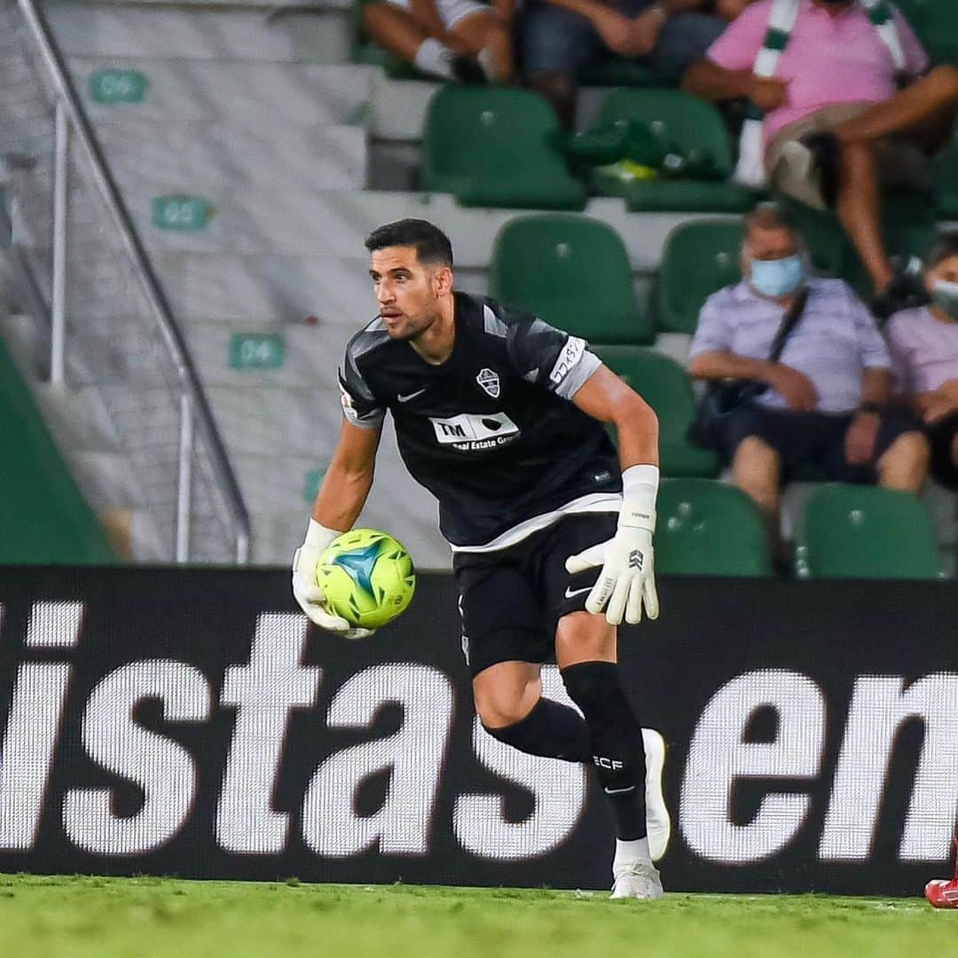キコ・カシージャのインスタグラム：「Seguimos!!+1 💚🤍🌴⚽️🧤#muchoelche @elchecf @laliga」