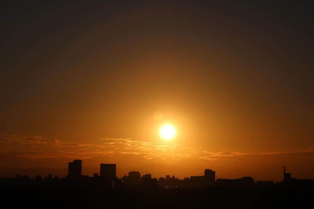 坂元美香さんのインスタグラム写真 - (坂元美香Instagram)「today's sunset 2021/09/19  久しぶりの富士山と宵の明星。　  いろんな色に変化していく夕陽でした。 肉眼では素晴らしく綺麗なのに 写真でその色が出せなくて ずっと悪戦苦闘してたら 村上くん100号打ってしまってた😂  タイムラプスは16:30-18:30なのですが、 なんだかピントが合っていない。 そろそろカメラを変えどきかもしれない。 今日はゴーストもひどすぎるので 次はiPhoneじゃなくてタイムラプス用の カメラを買いたいな。  #sunsetphotobymikasakamoto  #sunset #夕陽 #夕日 #黄昏時 #夕焼け #tokyosky #やっぱり空が好き #イマソラ#タイムラプス #CanonEOSKiss8i」9月19日 18時57分 - mika_saka