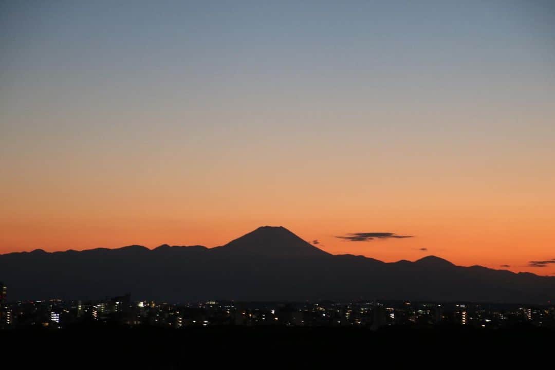 坂元美香さんのインスタグラム写真 - (坂元美香Instagram)「today's sunset 2021/09/19  久しぶりの富士山と宵の明星。　  いろんな色に変化していく夕陽でした。 肉眼では素晴らしく綺麗なのに 写真でその色が出せなくて ずっと悪戦苦闘してたら 村上くん100号打ってしまってた😂  タイムラプスは16:30-18:30なのですが、 なんだかピントが合っていない。 そろそろカメラを変えどきかもしれない。 今日はゴーストもひどすぎるので 次はiPhoneじゃなくてタイムラプス用の カメラを買いたいな。  #sunsetphotobymikasakamoto  #sunset #夕陽 #夕日 #黄昏時 #夕焼け #tokyosky #やっぱり空が好き #イマソラ#タイムラプス #CanonEOSKiss8i」9月19日 18時57分 - mika_saka