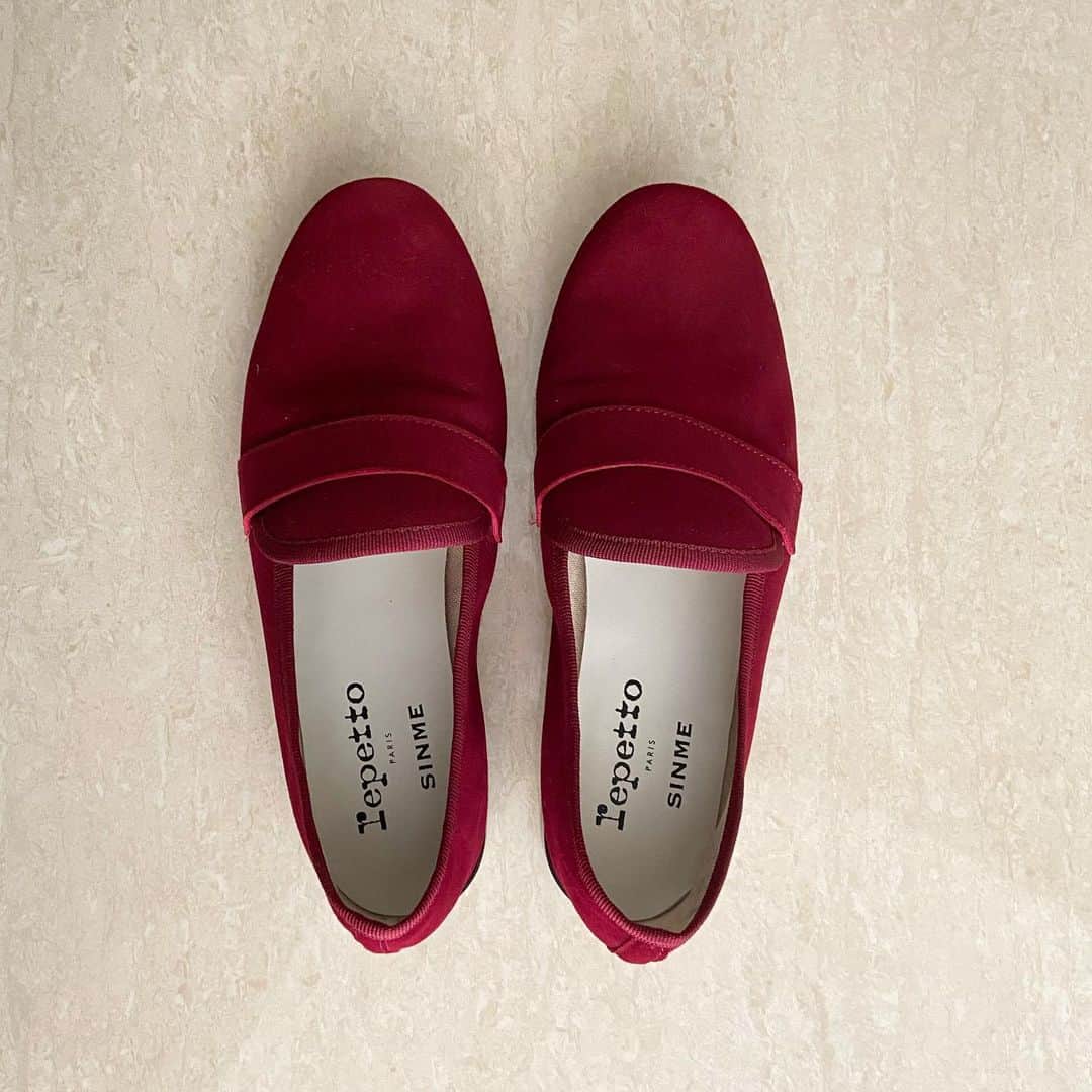 渡辺有子のインスタグラム：「今日は気持ちのよい秋の風が吹いていましたねぇ。 新調した赤い靴を履いてウキウキ歩きました。赤い靴を履くなんて人生初。落ち着いた色合いの大人っぽい赤でひと目惚れしちゃったのです。 こういうお買いものも本当に久しぶりにしました。驚くほどに買い物といえばいつも食材ばかりなもので…🙄」