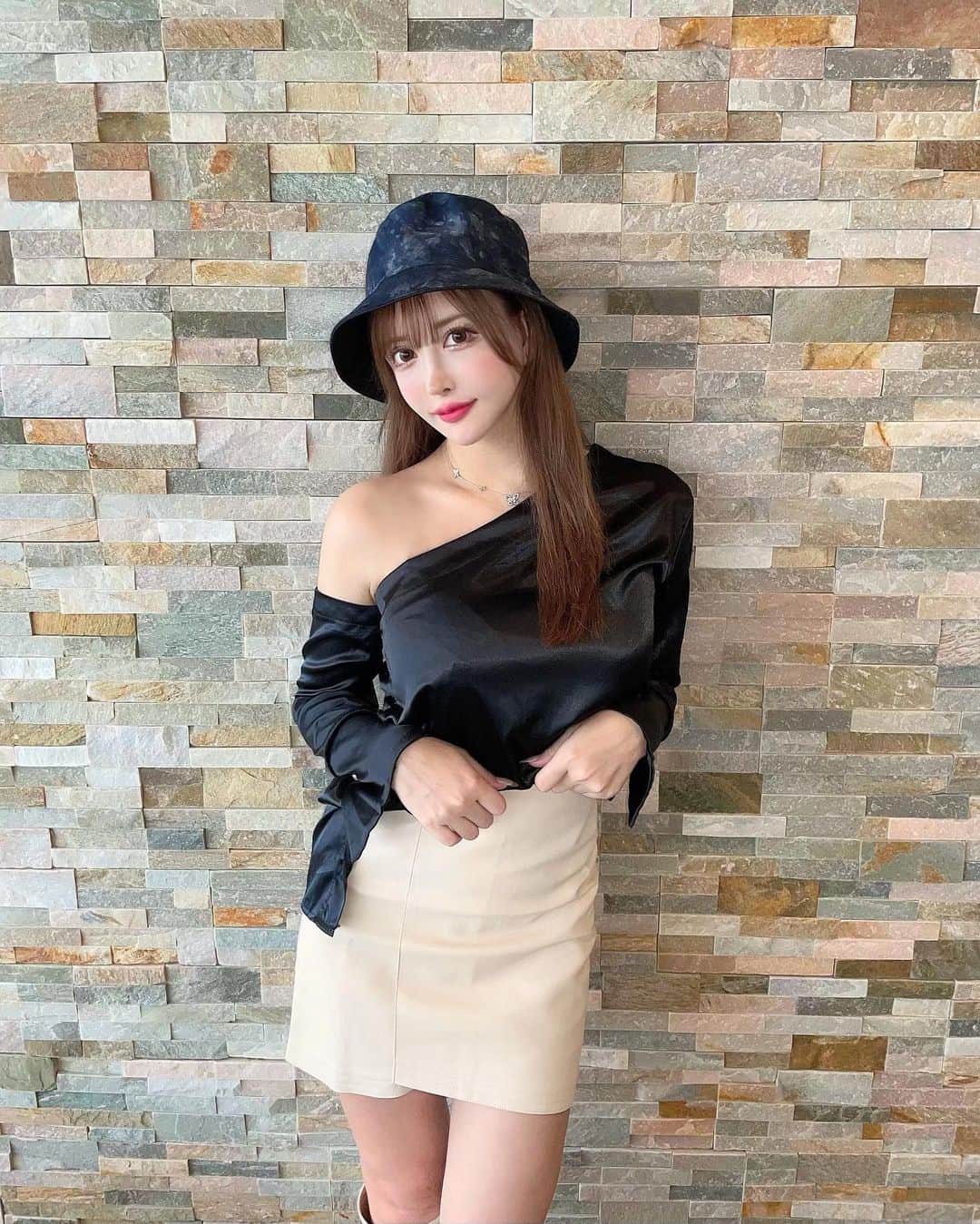 蘭子のインスタグラム：「お洋服は上下【 @buyers_create_official 】`߮߰🖤߮߬ ⃕ . めっちゃプチプラなの😳💸 スカートは中がズボンだから便利❤️ . 私が着てる服が、そのままサイトで 購入出来るのでチェックしてみてね⋆͛♡⋆͛ . 今後たまに載せていきます💓 . . . . #バイヤーズクリエイト#プチプラ#プチプラコーデ#プチプラ高見えコーデ#プチプラファッション#プチプラ部#プチプラミックス#セレクトショップ#韓国ファッション#韓国コーデ#ワンホン#ワンホンコーデ #きょコ#今日のコーデ#白黒コーデ#モノトーンコーデ#バケハコーデ#バケハ#スカートコーデ#オフショル#ootd#outfitoftheday」