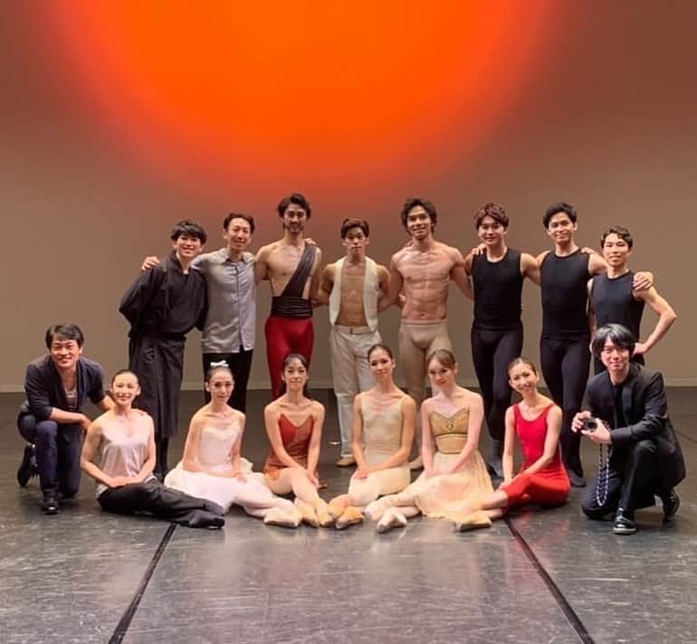 中村祥子のインスタグラム：「Dance Dance Dance横浜 @dance_yokohama の舞台、 無事に終えることができました。ご来場下さった皆さま、 ありがとうございました。 今回は @kosuke_apollon 康介くん、 @monsieur_11 十市さんからお声をかけて頂き、ベジャール作品を踊ることができました。 素敵な機会を与えて下さり、 お2人には心から感謝です。 そして、リハーサルの一回一回が私にとって貴重な時間であり 十市さんから教わるベジャールがもつステップのこだわりや伝えるべきものに挑む楽しさがありました。全てを完璧に表現したい！思いまではまだまだ到達できずで、まだまだ踊り込みたいという気持ちでいっぱいですが、今の自分がその瞬間に感じたものを出せるようにと臨んだ舞台であったし、舞台を含めそれまでに過ごした時間に得たものが大きく、それを大切に次の機会に繋げたいと思います。素晴らしいダンサーの皆さまとも共演でき、たくさんのいい刺激を受けながら、素敵な時間を過ごすことができました。 スタッフの方々も含め、本当に 皆さま、ありがとうございました！！十市さんが素敵に撮って下さった写真と頂いたお名前のシール、大切にします😄 Wieslaw Dudekさんと踊らせて頂く予定であった「ソナタ」については、出演が不可能となってしまい 楽しみにして下さった方々や関係者の方々にご迷惑を おかけしてしまい、本当に申し訳ありませんでした。 いつの日かまた皆さまにお見せできる機会まで 作品を深めていけるよう取り組んでいきたいと思っております。  衣装は、 @chacott_jp さんでオーダーしたものです。 #ベジャール#椿姫のためのエチュード」