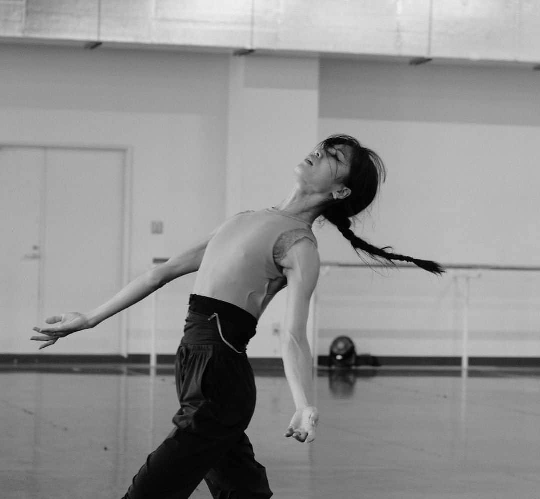 中村祥子さんのインスタグラム写真 - (中村祥子Instagram)「Dance Dance Dance横浜 @dance_yokohama の舞台、 無事に終えることができました。ご来場下さった皆さま、 ありがとうございました。 今回は @kosuke_apollon 康介くん、 @monsieur_11 十市さんからお声をかけて頂き、ベジャール作品を踊ることができました。 素敵な機会を与えて下さり、 お2人には心から感謝です。 そして、リハーサルの一回一回が私にとって貴重な時間であり 十市さんから教わるベジャールがもつステップのこだわりや伝えるべきものに挑む楽しさがありました。全てを完璧に表現したい！思いまではまだまだ到達できずで、まだまだ踊り込みたいという気持ちでいっぱいですが、今の自分がその瞬間に感じたものを出せるようにと臨んだ舞台であったし、舞台を含めそれまでに過ごした時間に得たものが大きく、それを大切に次の機会に繋げたいと思います。素晴らしいダンサーの皆さまとも共演でき、たくさんのいい刺激を受けながら、素敵な時間を過ごすことができました。 スタッフの方々も含め、本当に 皆さま、ありがとうございました！！十市さんが素敵に撮って下さった写真と頂いたお名前のシール、大切にします😄 Wieslaw Dudekさんと踊らせて頂く予定であった「ソナタ」については、出演が不可能となってしまい 楽しみにして下さった方々や関係者の方々にご迷惑を おかけしてしまい、本当に申し訳ありませんでした。 いつの日かまた皆さまにお見せできる機会まで 作品を深めていけるよう取り組んでいきたいと思っております。  衣装は、 @chacott_jp さんでオーダーしたものです。 #ベジャール#椿姫のためのエチュード」9月19日 10時15分 - shoko_officialpage