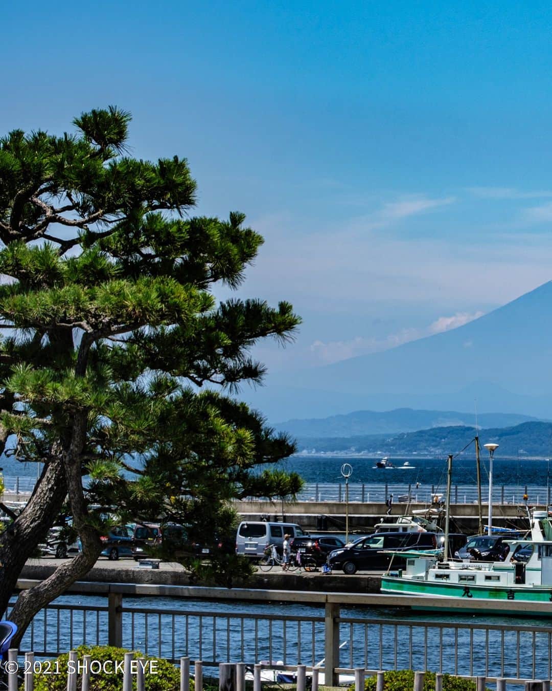 SHOCK EYEさんのインスタグラム写真 - (SHOCK EYEInstagram)「富士山が好き。  その姿を拝めただけで、幸せな気分になる。  不意に車窓から見えた瞬間、得した気分になる。  気づくと、  ありがとうございます。  って手を合わせてる。  おだやかな自然に感謝をしたり、敬意を感じたりするのは、 きっと人として自然なことなんだよね。  都会暮らししていると忘れてしまう感覚を、忘れないように🙏✨  #富士山 #日本一 #富士山遥拝 #自然崇拝 #世界遺産 #worldheritage #mtfuji #fujisan #japantravel #japantrip #fujifilm #gfx100s #xs10 #beautifuldestinations #discoverjapan #discoverearth #voyaged #awesome_photographers #IamATraveler #wonderful_places #japanphoto #japanphotography #japan_of_insta #livingonearth #theglobewanderer」9月19日 10時16分 - shockeye_official