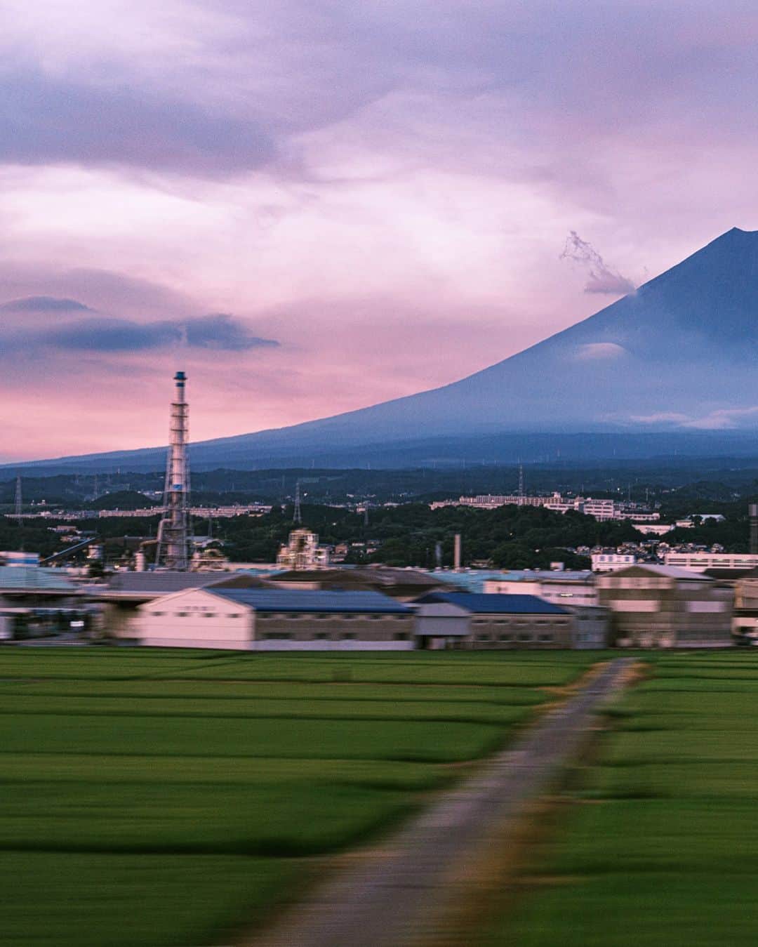 SHOCK EYEさんのインスタグラム写真 - (SHOCK EYEInstagram)「富士山が好き。  その姿を拝めただけで、幸せな気分になる。  不意に車窓から見えた瞬間、得した気分になる。  気づくと、  ありがとうございます。  って手を合わせてる。  おだやかな自然に感謝をしたり、敬意を感じたりするのは、 きっと人として自然なことなんだよね。  都会暮らししていると忘れてしまう感覚を、忘れないように🙏✨  #富士山 #日本一 #富士山遥拝 #自然崇拝 #世界遺産 #worldheritage #mtfuji #fujisan #japantravel #japantrip #fujifilm #gfx100s #xs10 #beautifuldestinations #discoverjapan #discoverearth #voyaged #awesome_photographers #IamATraveler #wonderful_places #japanphoto #japanphotography #japan_of_insta #livingonearth #theglobewanderer」9月19日 10時16分 - shockeye_official