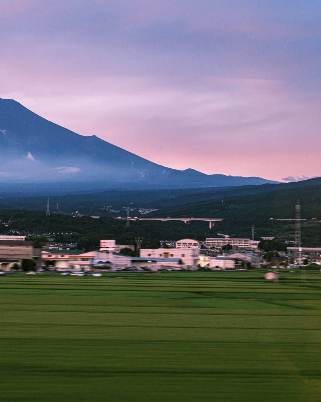 SHOCK EYEさんのインスタグラム写真 - (SHOCK EYEInstagram)「富士山が好き。  その姿を拝めただけで、幸せな気分になる。  不意に車窓から見えた瞬間、得した気分になる。  気づくと、  ありがとうございます。  って手を合わせてる。  おだやかな自然に感謝をしたり、敬意を感じたりするのは、 きっと人として自然なことなんだよね。  都会暮らししていると忘れてしまう感覚を、忘れないように🙏✨  #富士山 #日本一 #富士山遥拝 #自然崇拝 #世界遺産 #worldheritage #mtfuji #fujisan #japantravel #japantrip #fujifilm #gfx100s #xs10 #beautifuldestinations #discoverjapan #discoverearth #voyaged #awesome_photographers #IamATraveler #wonderful_places #japanphoto #japanphotography #japan_of_insta #livingonearth #theglobewanderer」9月19日 10時16分 - shockeye_official