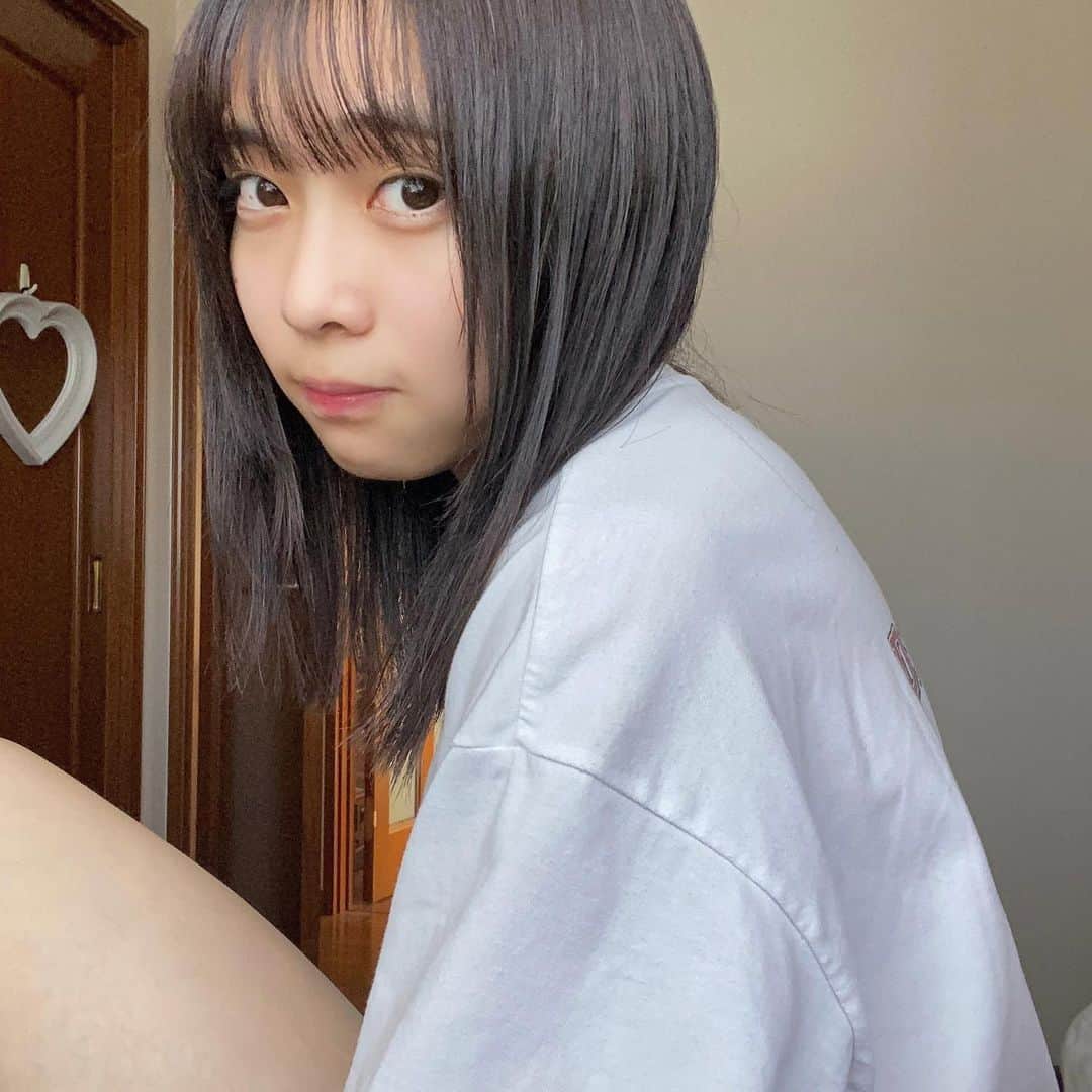 のインスタグラム：「オフ！！！！すっぴんです。大丈夫ですかね、、 睨んでないですよ！みんなは今日何して過ごしますか？」