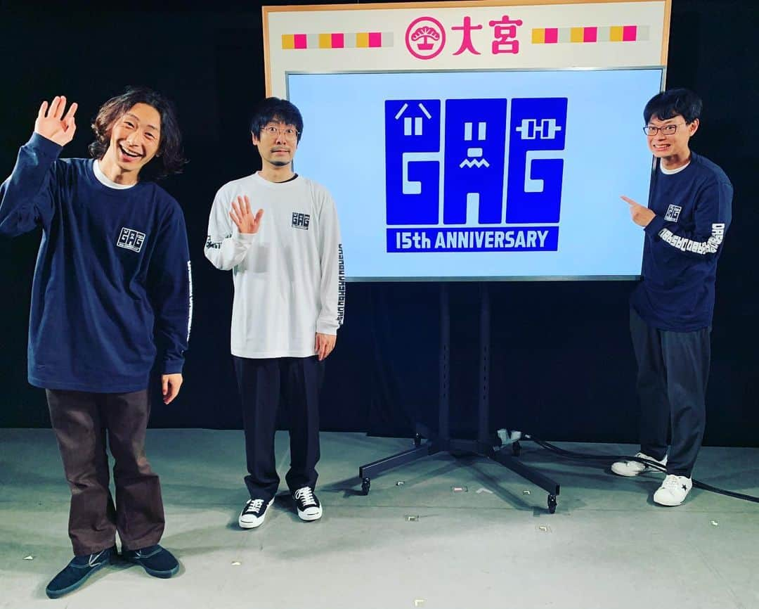 福井俊太郎さんのインスタグラム写真 - (福井俊太郎Instagram)「GAG結成15周年ロンTが出ました〜 #先日結成15周年ライブを決行したんですがエンディングで急に前のマネージャーから手紙がありますってなって #え？何？何？ #ってなって手紙を読んだら #独断でロンT作ってくれてました #というか作られてました #かなりのレアケースですよね #前のマネージャーが独断でロンT作るって #でも嬉しかったです #デザインも格好良いし #ただ #腕の文字がダサ過ぎるので気をつけてください #片方は #英語でダサ坊はスーパーヒーローって書いてあります #もう片方は #ローマ字でダサ坊ダサ坊ダサ坊って書いてあります #多分何も思いつかなくて片方の文字数合わせでダサ坊を3つ続けとけってなったんだと推理しますぅ #オンラインサロンダサ坊のヤサに入らないと買えないんですが興味ある方は是非ぃ #この日の15周年ライブもヤサ内で観れますし激渋パンフレットももらえますぅ #パンフレットの雰囲気はストーリーに載せてますぅ #低くねっとりした声で」9月19日 11時58分 - shuntarofukui