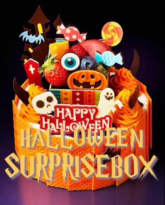 小山進のインスタグラム：「【NEW ITEM CREATIVE 通 信】Vol.40 ⁡ [HALLOWEEN SURPRISEBOX 2021～秋の味覚のお楽しみショートケーキ～] ⁡ 今年もファンタジーディレクターから、ショコラ部門、デザイン部門とのコラボデコレーションケーキが登場です。 ⁡ エスコヤマではファンタジーディレクターでパティシエールがお客様のご要望をお伺いし、私の考えも入れた上でデザイン室でデザイン化され、ショコラティエのチョコレート技術などを駆使してオリジナルデコレーションが出来上がります。 ⁡ 今回もこのプロセスで最新版ハロウィンデコレーションケーキが完成しました。 ⁡ 色々なデザインのオリジナルデコレーションをお創り致します。 是非ファンタジーディレクターで担当パティシエールにお声がけください。 ⁡ それでは HALLOWEEN SURPRISEBOX 2021メイキング動画をお楽しみください。 ⁡ [以下オフィシャルコピー] ⁡ エスコヤマがハロウィンにお届けする特別なデコレーションケーキ「HALLOWEEN SURPRISEBOX～秋の味覚のお楽しみショートケーキ～」。「サプライズボックスを開けたらお菓子が飛び出した！」というイメージで、オバケやガイコツを模ったチョコ、マカロンや苺、モッチリ食感のブラウニーを所狭しと盛り付けました。いたずら好きな小さなオバケや怪物に変身した子どもたちも、たちまち笑顔になってしまうようなデザインにしたい、という思いを前面に出しました。飾りの下のケーキは、秋の素材の魅力を閉じ込めたショートケーキ。かぼちゃの優しい甘味を宿したスポンジ生地を重ね、周りにはコクがありながらあっさりとしたあと口のクレームシャンティを。それだけでは単調になってしまうところを、サンドのクリームにはキャラメルのクレームシャンティを使い、さらに渋皮栗をサンドして食感と、異なる甘味のアクセントに。ボトムには、ザクザク食感のショートブレッド・カカオ（ノンエッグ・クッキー）とキャラメルガナッシュを重ねて。このキャラメルならではの＂濃さ＂がそれぞれの味わいの輪郭を際立たせます。仕上げに濃厚なかぼちゃクリームの小さなモンブランを配してボリュームも満点に。デザインを楽しんでいただいた後は、ケーキの味わいもゆっくりお楽しみいただきながら、素敵なハロウィンの日をお過ごしください。 ⁡ #パティシエエスコヤマ #patissiereskoyama #eskoyama #エスコヤマ #小山シェフ #小山進 #兵庫 #三田 #hyogo #sanda #japan #Halloween #ハロウィン #カボチャ #パンプキン #渋皮栗 #キャラメルクリーム #デコレーションケーキ #夢先案内会社fantasydirector #ファンタジーディレクター #パティシエ #パティシエール #クリエイティブ #creative #sweets #ハロウィン限定 #チョコレート #chocolate #surprisebox」