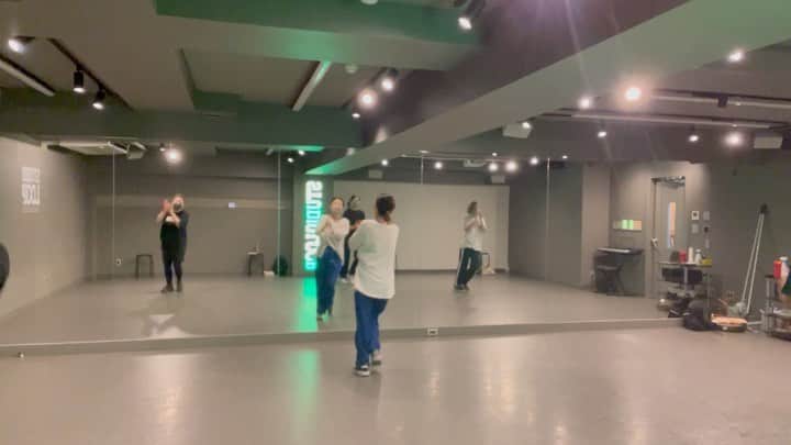 小西ゆりなのインスタグラム：「今週のレッスン風景💃 参加してくださった方ありがとうございました✨ 来週23日は祝日ですがレッスンあります‼️ ビジター(1回きり)も体験レッスンも受付中です💡 @day.loop  毎週木曜日11時20分〜12時20分 🔰K-POPベーシック  #大人の習い事 #大人のおけいこ #リズムトレーニング #dance #代謝アップ #美肌効果 #有酸素運動 #ダイエット #脂肪燃焼 #体幹トレーニング #世田谷 #ダンススタジオ #スタジオループ」