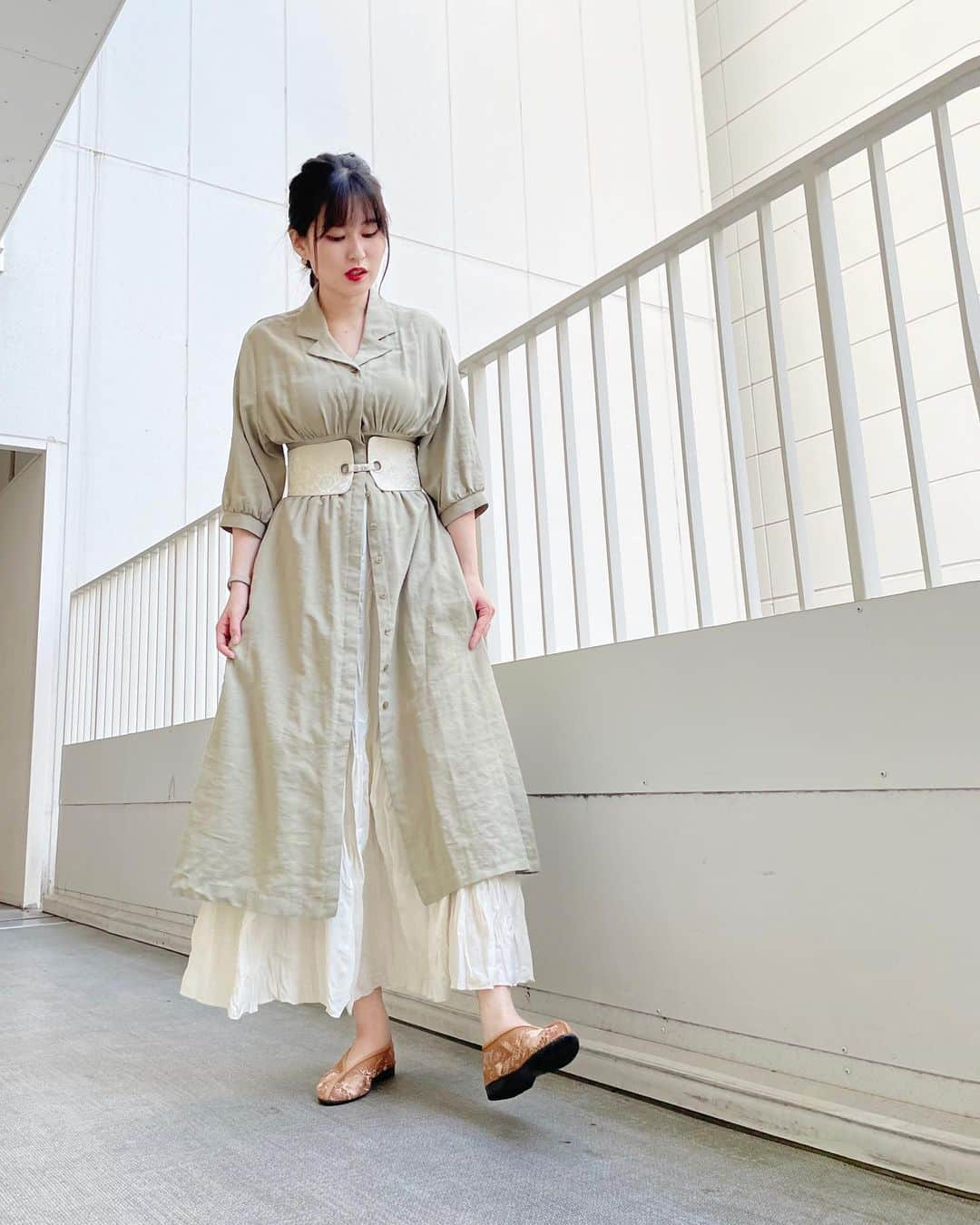 未梨一花さんのインスタグラム写真 - (未梨一花Instagram)「🪴 #私服 #着回し #ロングスカート #nairo #ワンピース #freesmart #アレンジ #コーデ #アースカラー #個性派 #ファッション #赤リップ #白 #ベルト #ウエストマーク #ぺたんこ靴 #nikoand #みりいちコーデ」9月19日 12時02分 - 1ka__3ri