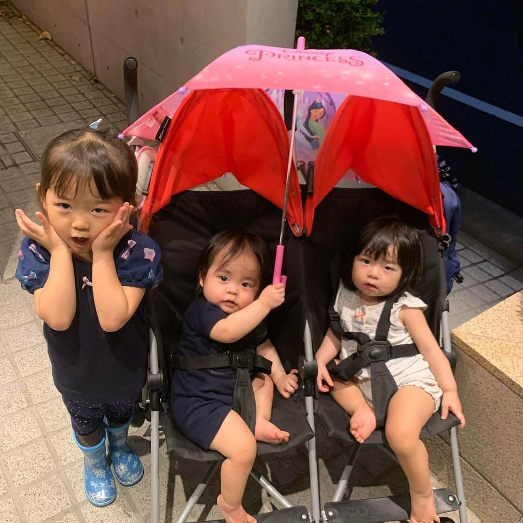 畠山潤子のインスタグラム：「昨日のちびっ子たち😍 超小降りの時間にお散歩タイム👧👶👶 ちびっ子たちは雨だって楽しそう❣️  #mamalife #赤ちゃんのいる生活 #生後1歳2ヶ月 #3歳5ヶ月 #62w5d #子沢山 #子沢山ママ #twins #twinstagram #twinsbaby #双子ママ #4人育児 #大家族 #4人ママ #多胎ママと繋がりたい #双子ママと繋がりたい #渋谷区ママ #港区ママ #お受験ママ #幼児教育 #知育 #幼稚園受験 #小学校受験 #お受験 #hikaridiary2021 #reidiary2021 #jindiary2021 #hikachan_diary @hikachan_diary」