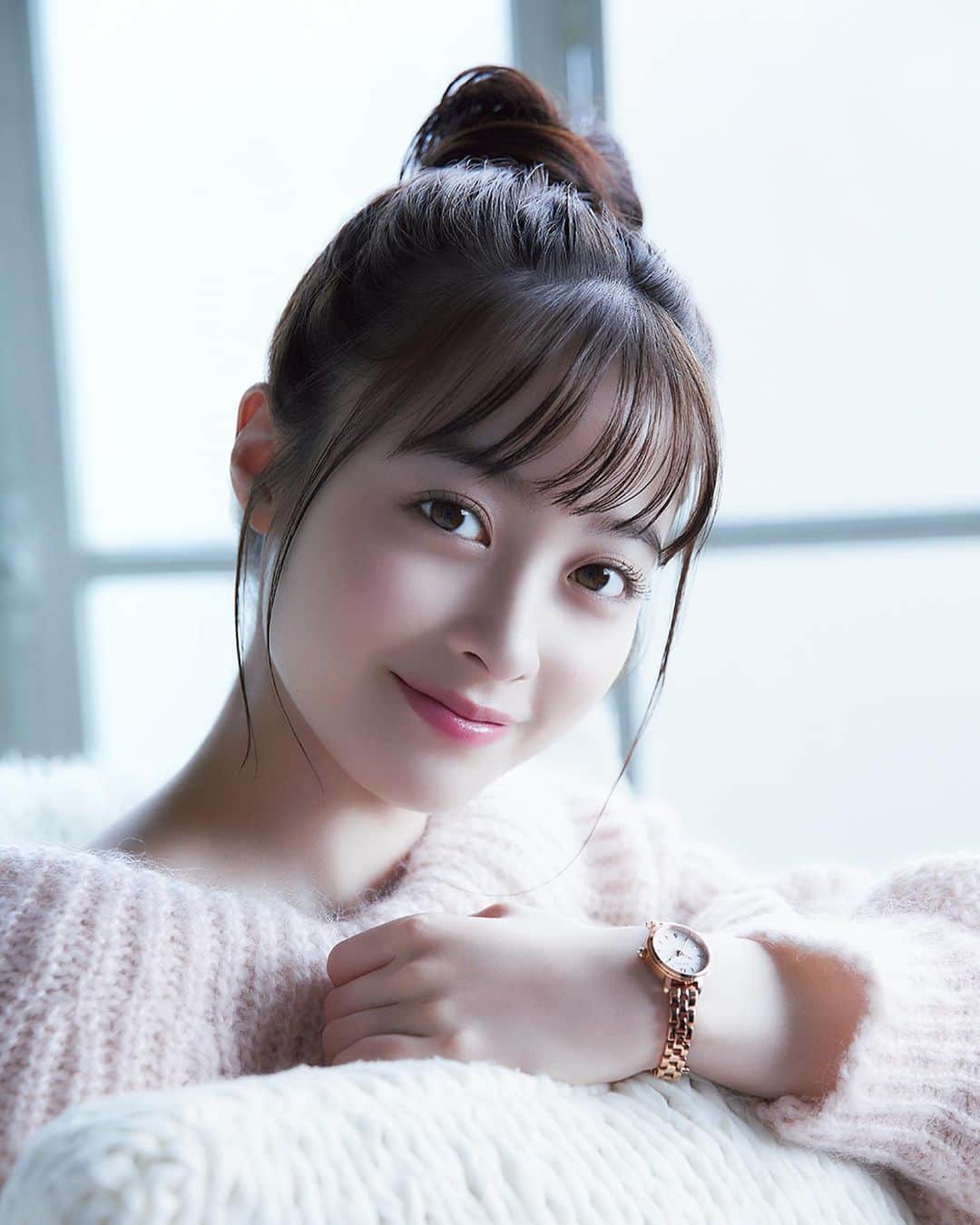 橋本環奈のインスタグラム：「こんにちは！環奈MGです。  「Angel Heart」の新作が発売になりました！  公式サイトではメイキング動画も公開されています。チェックしてね。  #橋本環奈 #橋本環奈2021 #橋本環奈マネージャー #AngelHeart #エンジェルハート #時計 #腕時計」