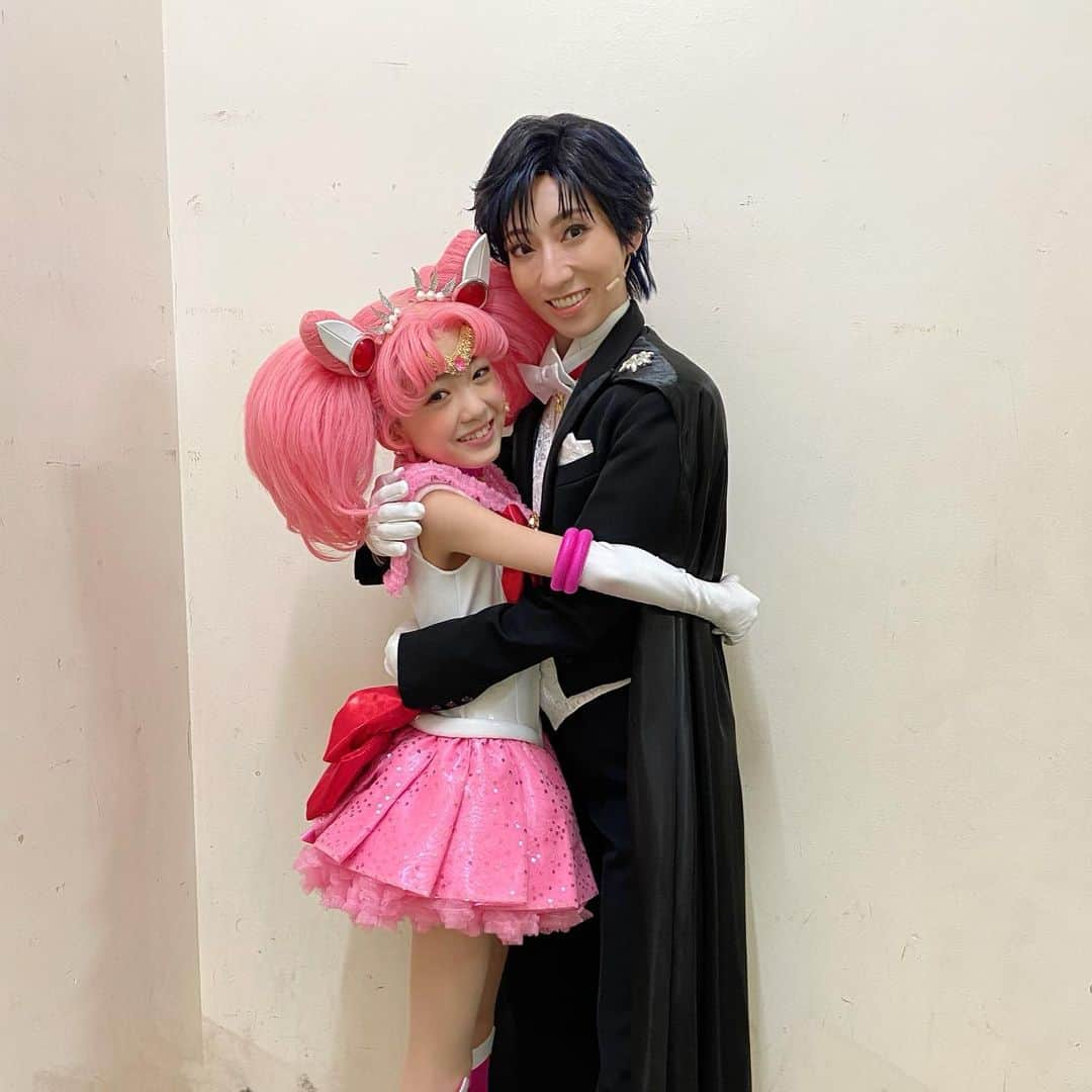 蒼羽りくさんのインスタグラム写真 - (蒼羽りくInstagram)「💕🖤💕🤍 ⁡ ⁡ ⁡ ⁡ 可愛すぎる#ちびムーン 🌙💕 1枚目のゆりかちゃん(#小林百合香 さん) 2枚目のえっちゃん(#鎌田英怜奈 さん) Wキャストのお二人は 2人ともとーーっても可愛くて🤍🤍🤍 ⁡ 初日はえっちゃんからスタートしていましたが、 初日から落ち着いて、自分の出番に向き合い 先を考え動いている姿に驚きました✨ 後から初日を迎えたゆりかちゃんは 緊張しているはずなのにニコニコと頑張って 一場面一場面大切に過ごしている姿が 心に残ってます✨ 私がこの年齢だったころ、、、 何も考えてなかった🤭 ⁡本当に…凄い方々です🌹  ⁡ #セラミュ#セラミュー#かぐや姫の恋人 #地場衛 と#ちびうさ #タキシード仮面 と#セーラーちびムーン として #一緒に過ごしていると#本当に可愛くて #ニコニコしてしまっていたことは秘密です🤫」9月19日 13時03分 - riku_sorahane