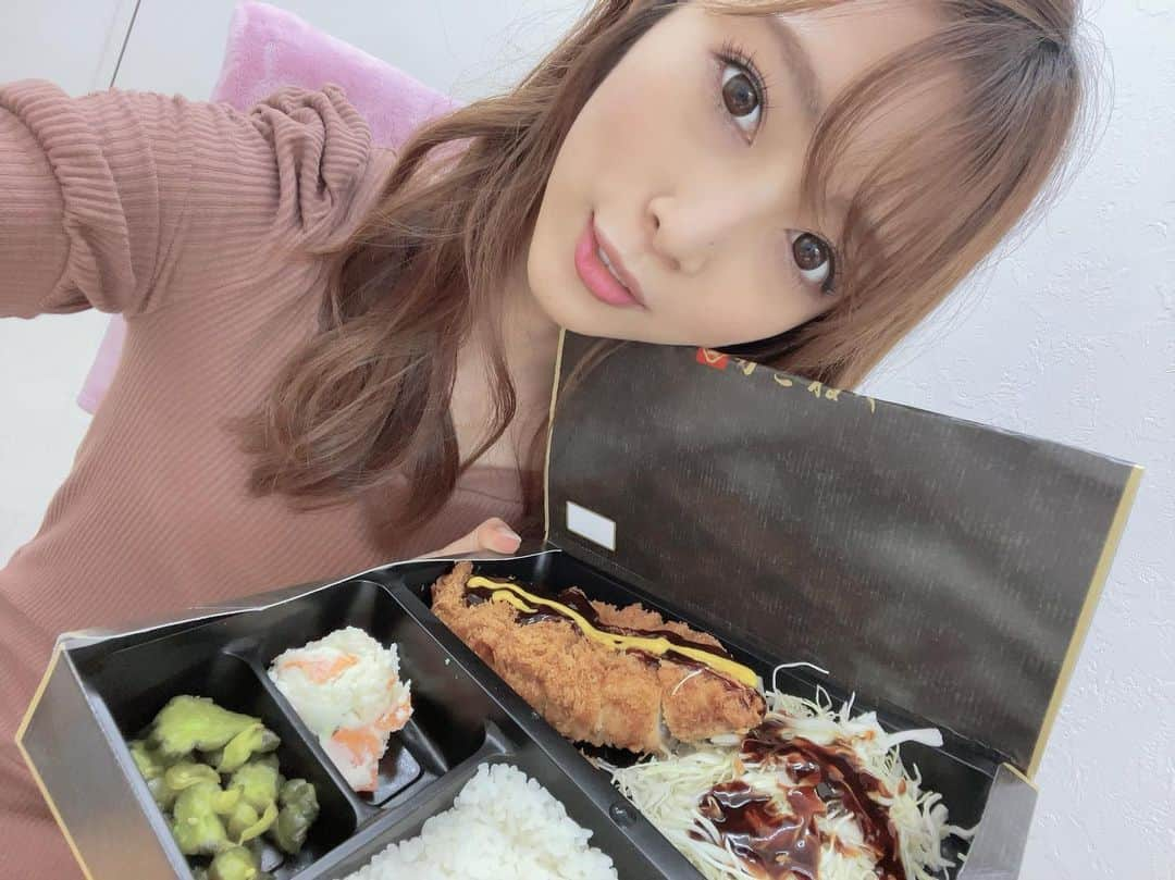 宇野栞菜（阿部栞菜）さんのインスタグラム写真 - (宇野栞菜（阿部栞菜）Instagram)「今日のおひるごはーん🍽 カツの中に梅とシソが入ってるの💗 最強🥰 午前の撮影会来てくださった方ありがとう☺️ そして午後からの方も気をつけてきてね😊」9月19日 13時17分 - kanna_uno