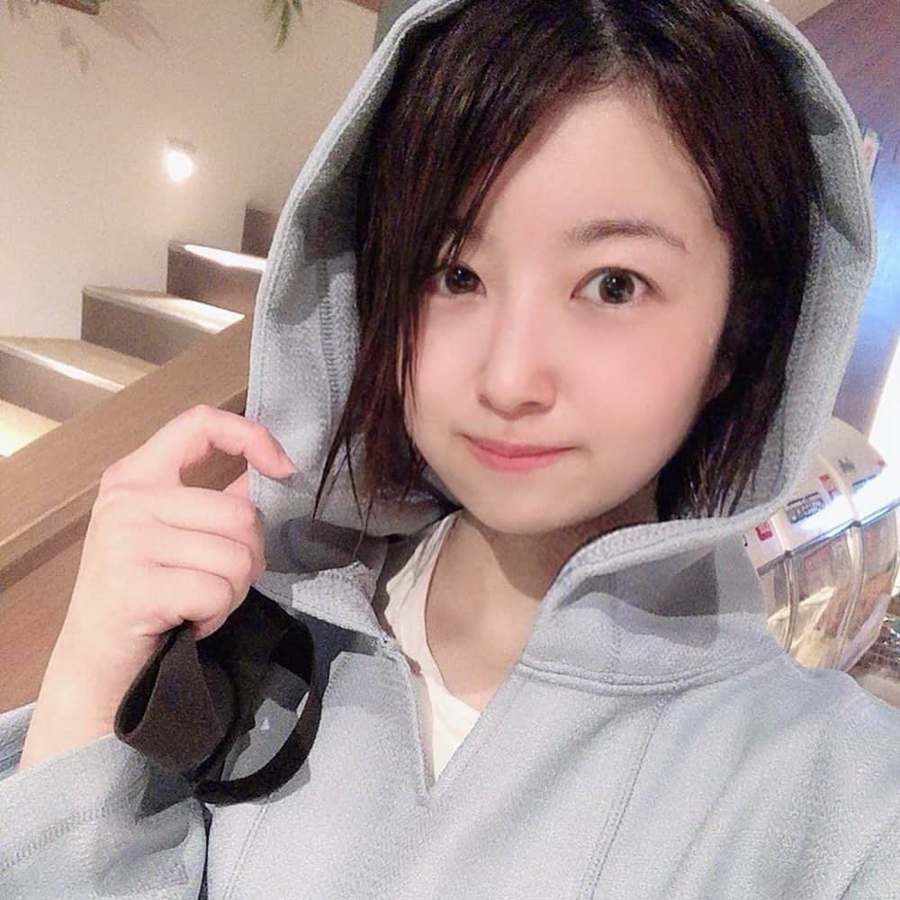 鮭山未菜美さんのインスタグラム写真 - (鮭山未菜美Instagram)「おふろcaféハレニワの湯ありがとうございましたー！  記念すべきオープンの日に呼んでいただき開店前から行列、アウフ即完売と盛り上げていただき感鮭でした🥺✨ 開店前から並んでいただいたお客様でアウフグース予約は完売🧖‍♂️🌿 おふろcafeで初めてのことだってさ、ありがてぇ😭😭  ハレニワすごいよ…もともと最高だったのにリニューアルして神施設になってるよ😭💕 屋上にあるテントサウナは無料で、しかも入る人ほとんどいないからほぼ貸切で素晴らしいセッティングで楽しめる！穴場だよ！！  館内着がniko and…とコラボでめちゃくちゃ可愛いし3色(ブルー、グリーン、イエロー)から選べて友達と撮って映え！！ どこ見ても可愛くておしゃれで愛が詰まっててテンション上がった！幸せ〜🥳  しゃけたまコラボアウフグースもありがとうございましたー！  世界基準タオルをオープンで(100×150開いて)やったったった！ たまちゃんうまくなりすぎて感激😭✨ 鮭＆鱸プログラムを今回も急遽やった🥳スパルタでごめんよ🥺w めっちゃ楽しかった！！  熊谷まできてくれたのに受けられなかった人たくさんいてほんとに陳鮭…😭 近いうちにまたハレニワでコラボりたいぞ🐟🥚💕  ご来館くださった皆様、本当にありがとうございました！！」9月19日 13時53分 - shakeyama373