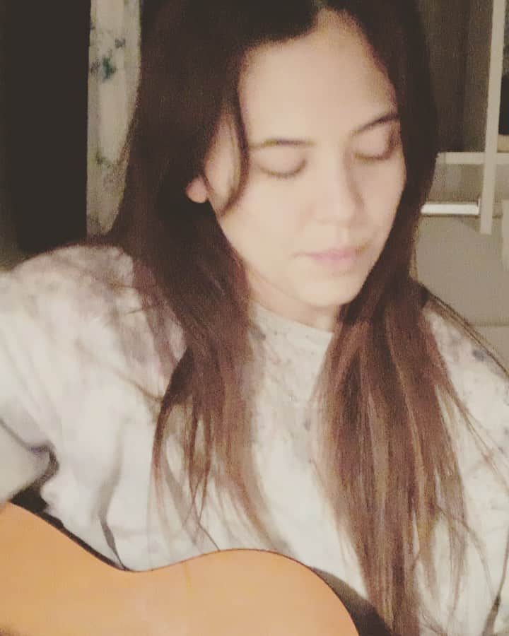 プリシラ・アーンのインスタグラム：「🤫 a late night musing….」