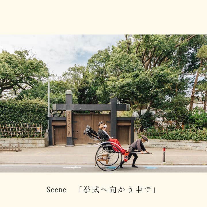 The KAMAKURA WEDDINGのインスタグラム：「Scene 「挙式へ向かう中で」 ・ 結婚式の日 憧れの白無垢を身に纏い お仕度を整えて　挙式へと、 人力車で鎌倉の街並みを通り向かう ・ 人力車から見える鎌倉の景色は いつもと違って見える だんだんと神社へ近づく道中で 不思議と凛とした気持ちが高まり、 日本人として大切にしたい何かが 湧き上がってくる ・ ----- produce by @thekamakurawedding ----- kimono：@authentique_kimono　＠authentique_weddingdress make：@makemariee flower：@hanahirowedding photo：@yokohama_laviephotography ----- 結婚式実例はHPから  https://kamakura-wedding.jp/report/ ----- #thekamakurawedding #テーマウェディング #ウェディングプロデュース」