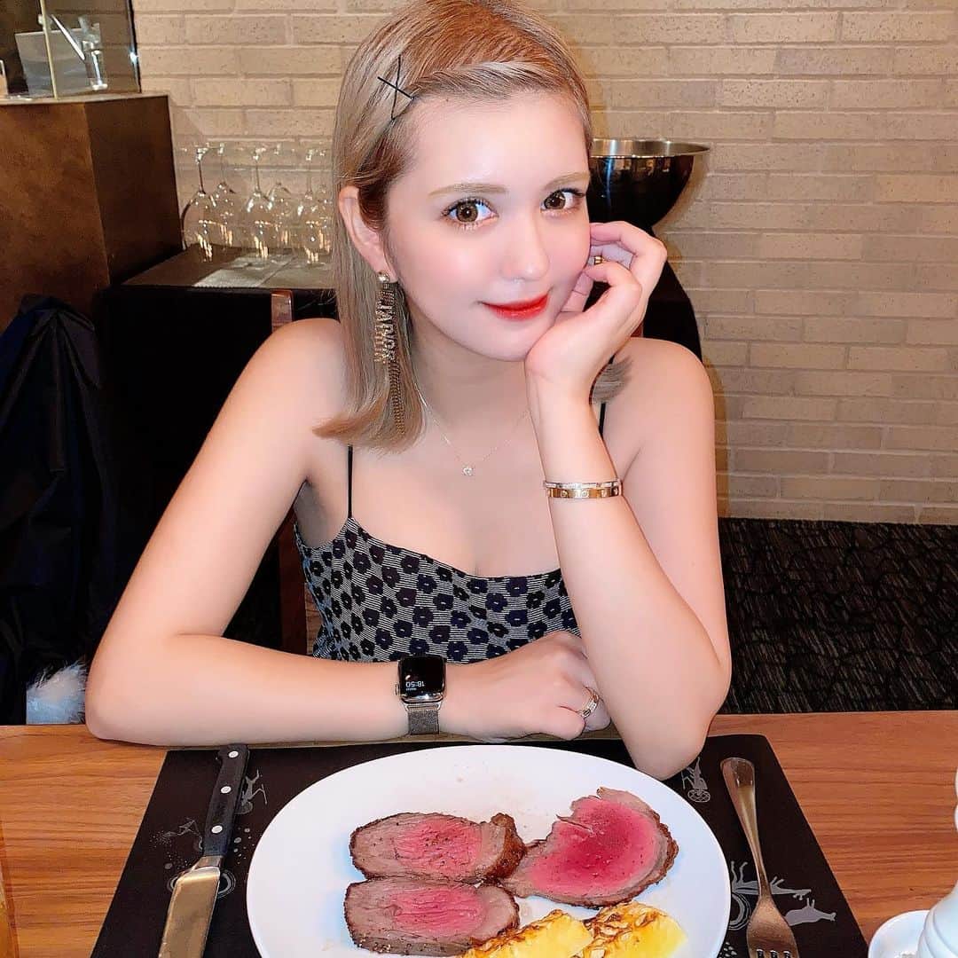紗蘭のインスタグラム：「一緒にご飯食べる？💕💕💕 HONEY MI HONEYのワンピース可愛すぎて1枚でエロかわに着た😍💫💕 #honeymihoney #dior #cartier」