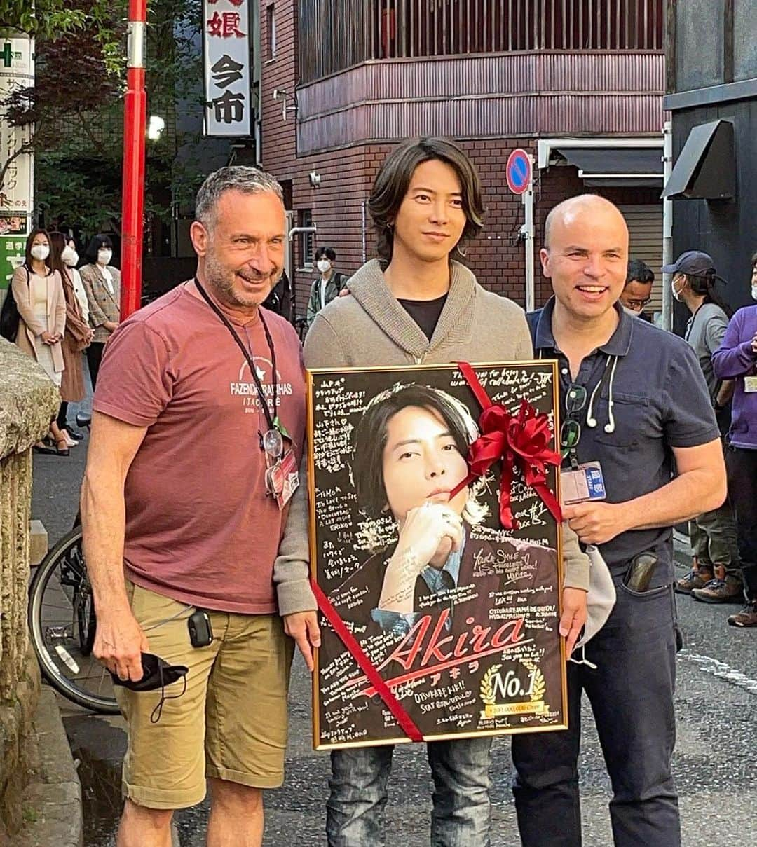 山下智久さんのインスタグラム写真 - (山下智久Instagram)「僕の昔からの夢であるアメリカのドラマに出演させて頂きました。約10年くらいでオーディションは数えきれない程受けました。合格の電話をもらった時は涙が出るほど嬉しかった事を覚えています。そして、今までにない役で今までにない体験をさせて頂きました。そして、新しい沢山の出会いがあり、新しい世界を見させて頂きました。大きな役ではありませんが僕にとってはとても大きな大役です。 凄い方達に出会うたびに自分の小ささを痛感しますが、諦めずに挑戦を続けていきます。  I have been dreaming to take part in an American project and it finally came true. I went to a lot of auditions over the past 10years. I’ll never forget the moment I got the call from production. It's not a big role, but it's a big role for me.  Every time I meet a lot of great people I realize how small I am, but i won’t give up on my development   @alanpoul  #tokyovice」9月19日 19時31分 - tomo.y9