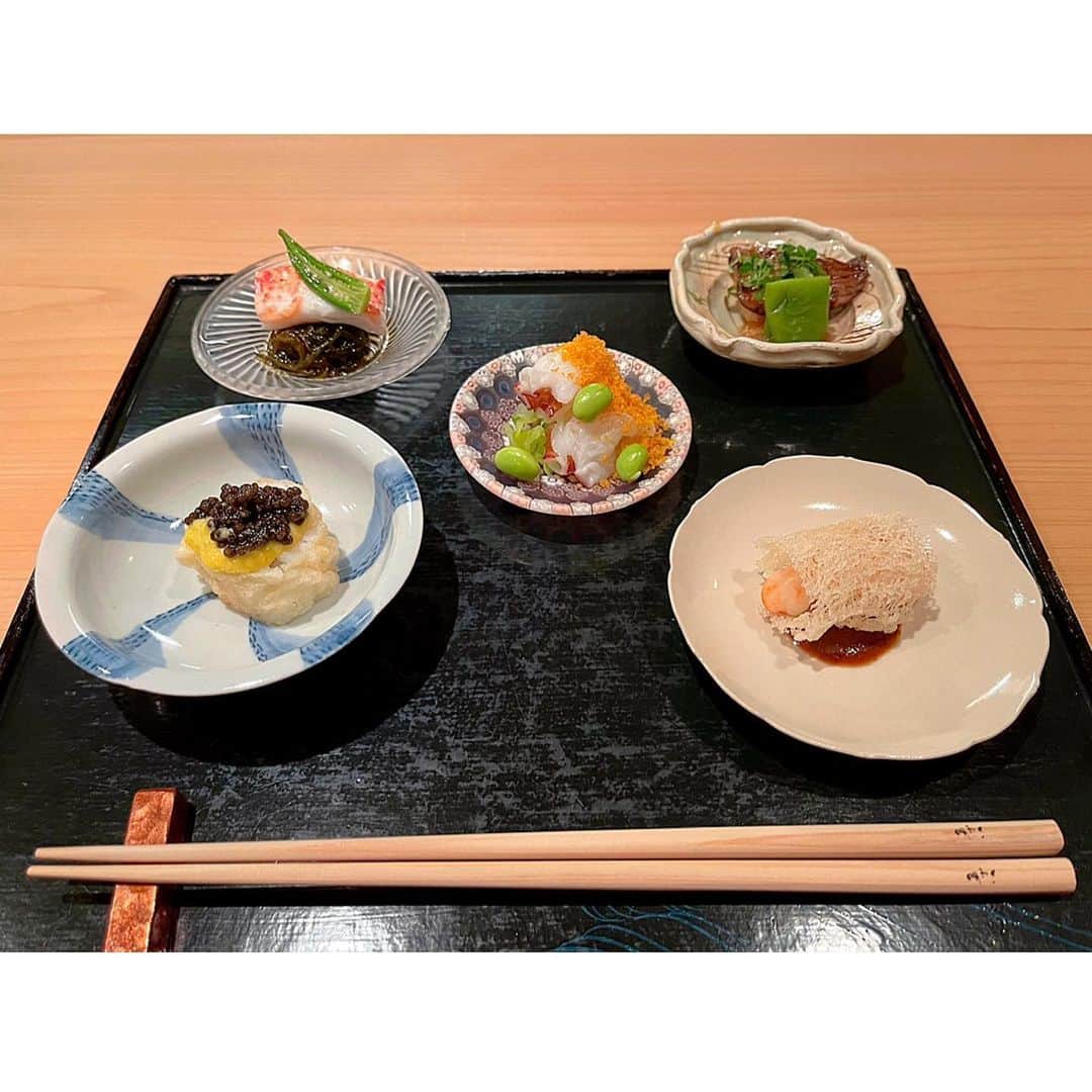 百合華さんのインスタグラム写真 - (百合華Instagram)「京都祇園にあるミシュラン二つ星の 『炭火割烹 いふき』にてディナータイム💕  炭火焼きの奥深さを堪能出来る大将お任せディナーコースを頂きました🔥  拘りの厳選食材に炭火の魔法を掛けた繊細で御美しい逸品料理達✨✨✨  素材の美味しい瞬間を閉じ込めた瑞々しく輝くコース料理の続きは次回UP致します💋  #japan #日本 #kyoto  #京都 #祇園 #京懐石 #京懐石料理  #炭火割烹いふき  #michelin2stars #ミシュラン二つ星 #炭火焼きのある暮らし #炭火の魔術師  #炭火料理 #炭火焼 #炭火 #厳選食材 #素材の美味しいさ  #女将のいるお店  #コース料理 #京懐石 #美食 #美食家」9月19日 14時01分 - yurika.lovelily