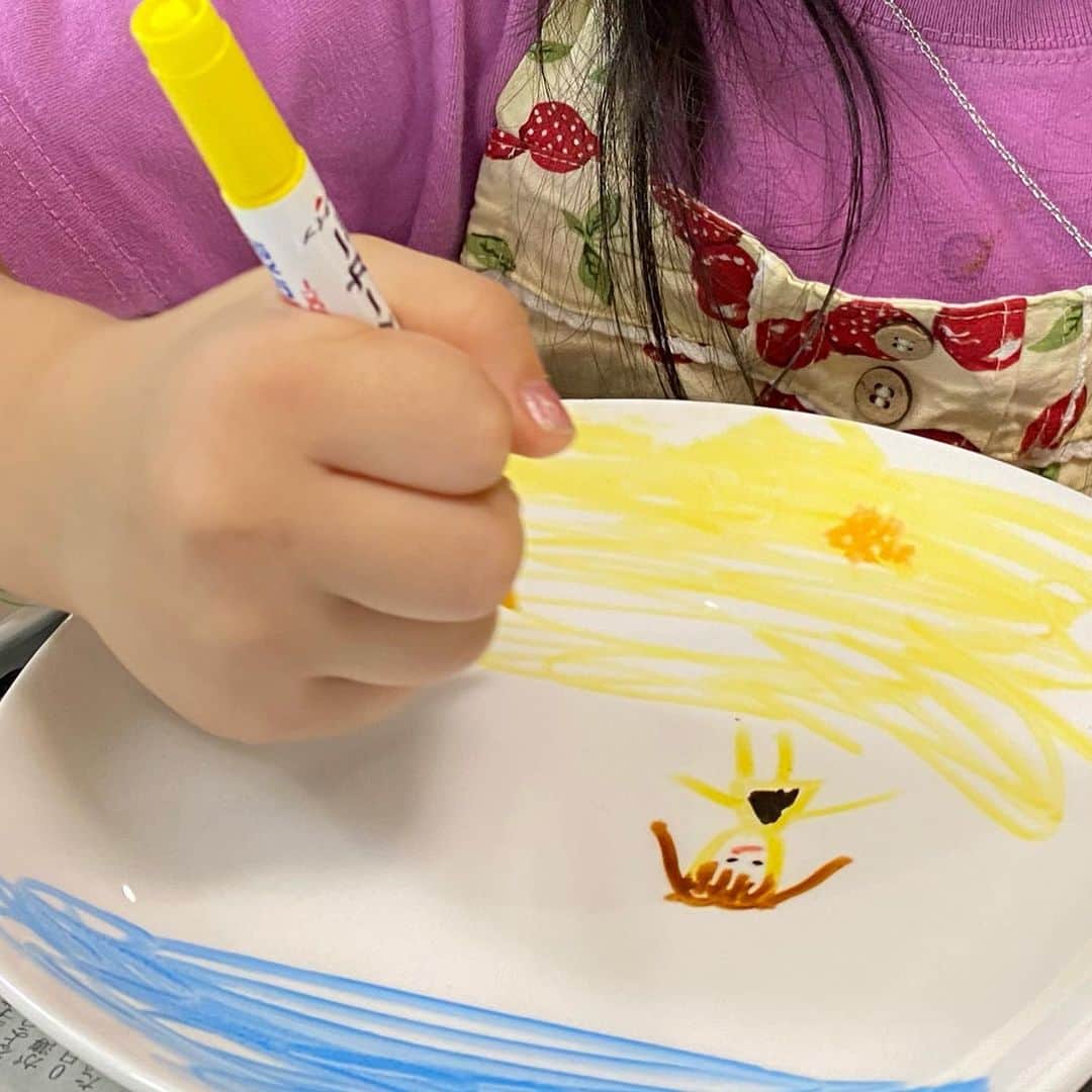 熊田曜子さんのインスタグラム写真 - (熊田曜子Instagram)「明日は✨敬老の日✨ 贈り物は子供達がイラストを描いたお皿👧👧👧 100均一のお皿に 専用のペンで絵を描いてもらって オーブンで焼くと色が定着するの🖼 めちゃくちゃ可愛いお皿が出来た💓  ペンはAmazonで買ったよ😊  #敬老の日　#プレゼント　#孫　#三姉妹　#手作り　#お皿　#プレート」9月19日 14時38分 - kumadayoko