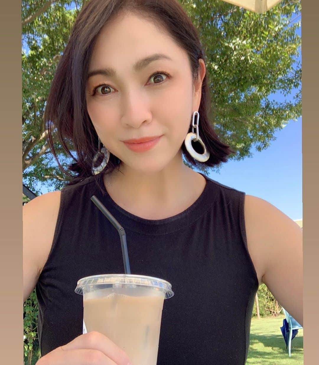 田中悦子さんのインスタグラム写真 - (田中悦子Instagram)「ここは霊園です😘 父のお墓参りにきたんですけど 霊園にカフェスタンドが☕️🥰  今日は真夏日だから アイスカフェラテが美味しい💕  墓参りすると心が晴々とする❣️  #お墓参り #美しい霊園 #カフェスタンド #アイスカフェラテ #アラフィフ女子 #大人女子 #ボブヘア #life  #lifestyle #lifestyleblogger」9月19日 14時53分 - etsuko.reborn25