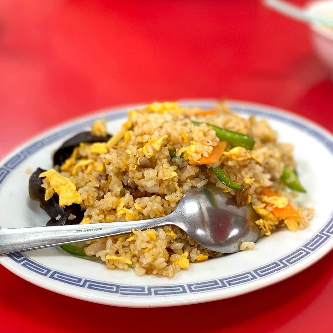 山﨑 薫のインスタグラム：「日本一美味しい炒飯🥢  大阪堺市にある「街の中華屋さん」登龍軒。  無類の中華好きの旦那が、最高峰と譲らない炒飯があります。  地元に住んでいたときから通い詰めていたお店。 ご家族経営でアットホームな雰囲気です。 特筆すべきは店内の清潔さ。 テーブルの上の調味料も店内もチリひとつなく、とても気持ちの良いお店。 街の中華屋さんでここ重要ポイントじゃないですか？  注文してからあっという間に出てくるのも熟練技のなすところ。  久しぶりに頂いた炒飯は、変わらぬ絶品でした。 酢豚や餃子の定番メニューもオススメ。  旦那の炒飯ランキングを今年もまた1位更新中です。  【平均予算】2人でお腹いっぱい食べて3000円台。  #街中華 #登龍軒 #堺グルメ #日本一炒飯  #炒飯」