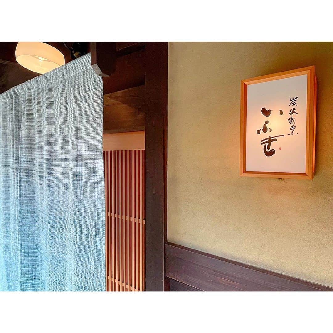 百合華さんのインスタグラム写真 - (百合華Instagram)「京都祇園にあるミシュラン二つ星の 『炭火割烹 いふき』にてディナータイム②💕  メインの炭火料理は２種類選べるのですが今回は４種類も選ばせて頂きました🎶  〆のご飯のお供にはふわっふわの鱧料理🍚  熟練の妙技で仕上げられたお料理達は旨味が凝縮しており香り高い味わいで御座いました✨✨✨  大将＆女将さんのきめ細やかな優しいおもてなしにも暖かみを感じられ、京都の風情を感じながら絶品炭火京料理を堪能する事が出来ました💖  #japan #日本 #kyoto  #京都 #祇園 #京懐石 #京懐石料理  #炭火割烹いふき  #michelin2stars #ミシュラン二つ星 #炭火焼きのある暮らし #炭火の魔術師  #炭火料理 #炭火焼 #炭火 #厳選食材 #素材の美味しいさ  #女将のいるお店  #コース料理 #京懐石 #美食 #美食家」9月19日 15時14分 - yurika.lovelily
