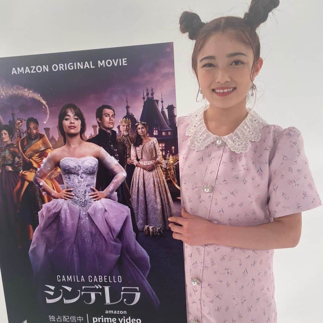 井上咲楽さんのインスタグラム写真 - (井上咲楽Instagram)「Amazon Prime Videoの『シンデレラ』について、辛酸なめ子さんと公開記念スペシャル「シンデレラトーク」で語りました！（Amazon Prime Videoの公式Youtubeチャンネルで配信中）　  あの名曲がミュージカル風になってポップに登場します💞さらに！New『シンデレラ』はただ王子様を待つだけじゃないんです！     シンデレラが自分の夢を目指して頑張っています✨💍👑  シンデレラ自身は自分のことを大切にしてちゃんと自分を好き。だからこそ人と比較せずに人の幸せを願えるし綺麗なものを綺麗と言える。そんな人柄が出ていてとっても素敵でした。     SNSなどで簡単に周りが見えすぎてしまうこの世の中で「自分なんか…」と自分を卑下してしまう人が多いかもしれません。そんな悩みを抱えた今を生きるみなさんにすごく刺さる作品だと思います！     見たい作品を好きなだけ楽しめるAmazon Prime Videoで映画『シンデレラ』をみなさんも是非見てください！すてきなおうち時間を✨   #令和のシンデレラ」9月19日 15時39分 - bling2sakura