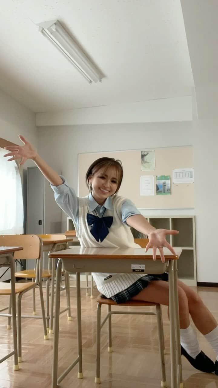 のインスタグラム：「はぁあ、きゃぴきゃぴした！ 懐かしくて泣く🤣🤣🤣  雑誌とかテレビの撮影でしか もう着ることないから たぶん人生で最後の #女子高生 ハッシュタグジョシコウセイ  平成のな。」