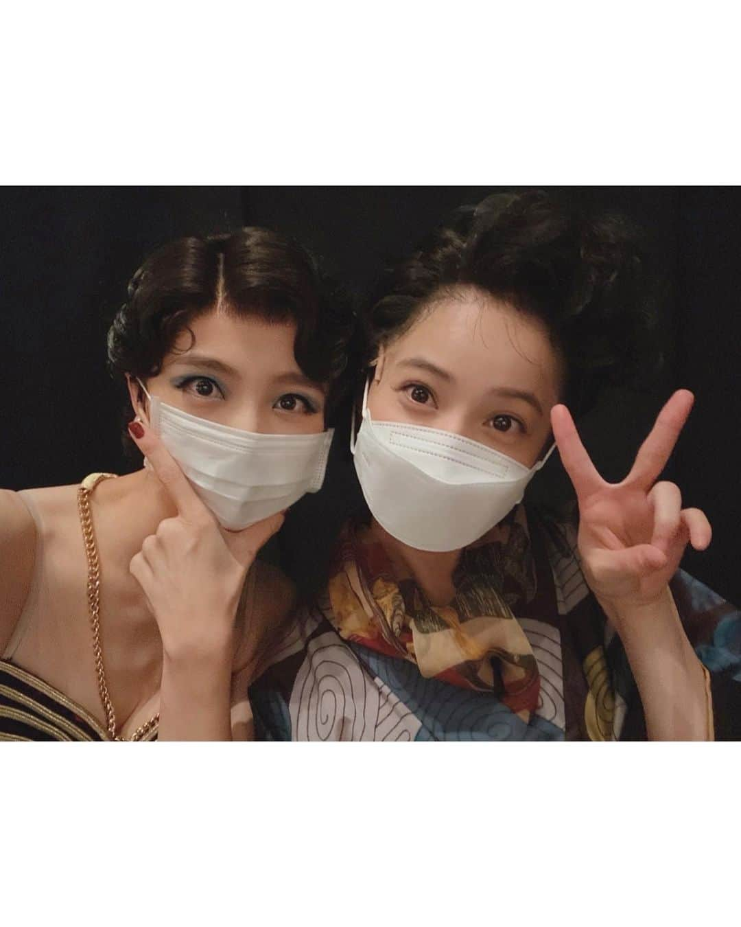 佐々木希さんのインスタグラム写真 - (佐々木希Instagram)「まりちゃんと♡ 2人でサザエさんヘアーです😆 いつも袖からまりちゃんのダンス見ているけどとっても素敵💃🕺  #篠田麻里子 さん」9月19日 16時02分 - nozomisasaki_official