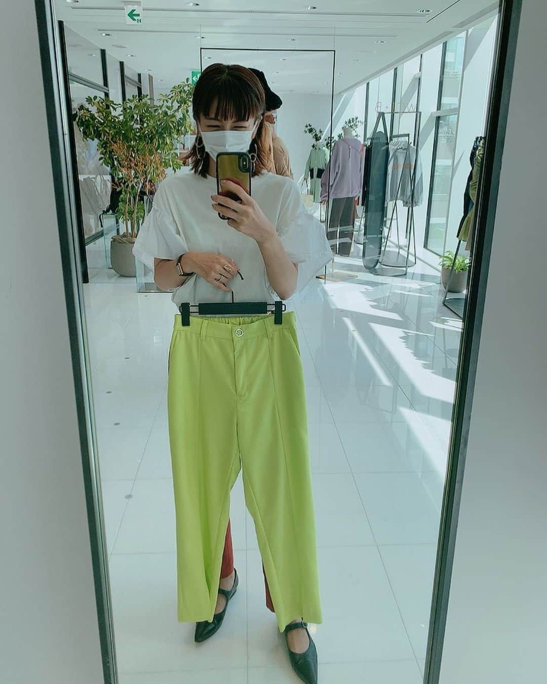安田美沙子さんのインスタグラム写真 - (安田美沙子Instagram)「先日、ちいの展示会へ。。。 大好きな友人たちに会えて、とても幸せな時間だった🤍  お洋服も可愛くて、着やすくて、 ママになったべき子らしい服もキュンとして☺️❤️  オーダーした2人の作った服が着れるのが今から楽しみすぎる。  蛍光の黄色パンツは挑戦だけど、1番待ち遠しいアイテム✨  #蛍光イエロー　#展示会 #くまたん　#exibition  #aw #fall #winter #thanks #wc #wcjapan #wcj @wcjapan」9月19日 16時13分 - yasuda_misako