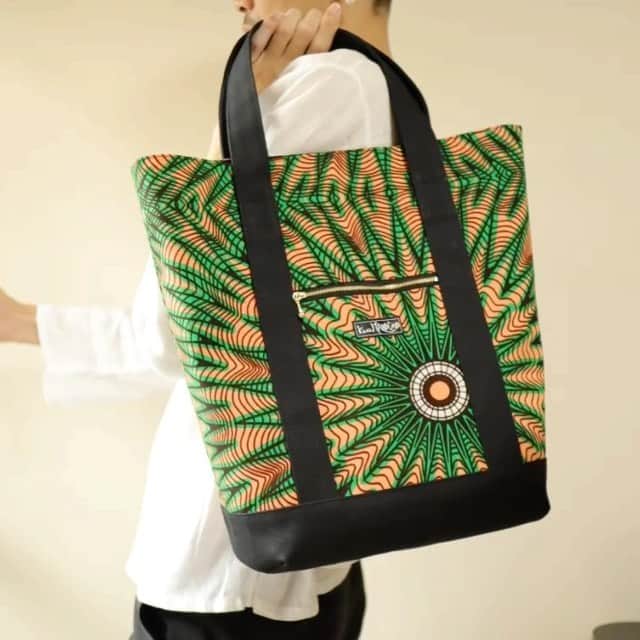 kwa MALOGOのインスタグラム：「【大容量トートバッグ】  2年ぶりに登場！👍 エコバッグ要らずの大容量トートバッグを4点製作しました♪  久しぶりに作ると、 しばらく手をつけなかった理由を色々思い出した…🧟‍♂️🤣  今回分は ”Simple is Best” のテーマはキープしつつも、 これまでに頂いたコメントを参考に少し改良してみました。 ①内ポケットを１つ追加。 ②底部マチ部分の角を傷みにくくする為に少し立体デザインにして負担を軽減。  荷物の多い方はもちろん、シンプルな服が好きな方にもイロをそえるのにおすすめです🎨  WEBSHOPに掲載しています☝️  #トートバッグ  #アフリカンカジュアル  #アフリカ布 #アフリカンファブリック #キテンゲ #アフリカンプリント  #イロのある生活  #アフリカ雑貨  #kwamalogo  #totebag #africanfabric #africanprint #kitenge #colorfulbag #africancasual #africanfashion #colorfullife」