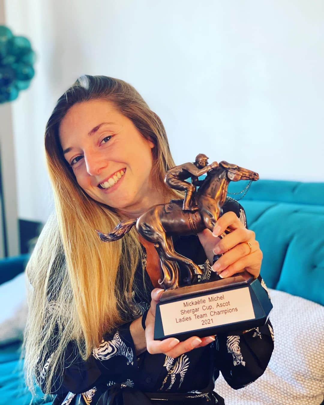 ミカエル・ミシェルさんのインスタグラム写真 - (ミカエル・ミシェルInstagram)「‼️What a gift ‼️from amazing supporter ‼️ Thank you so much @art_martineau for this beautiful trophy, I have tears in my eyes. 🤩🤩😭❤️❤️」9月19日 16時46分 - mickaelle_michel_officiel