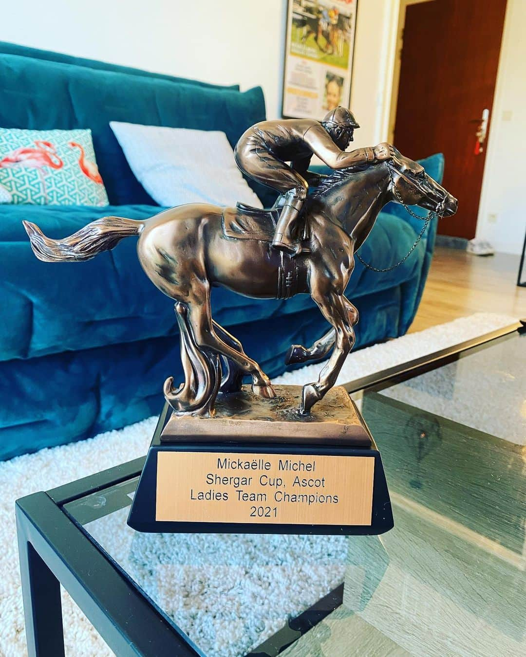 ミカエル・ミシェルさんのインスタグラム写真 - (ミカエル・ミシェルInstagram)「‼️What a gift ‼️from amazing supporter ‼️ Thank you so much @art_martineau for this beautiful trophy, I have tears in my eyes. 🤩🤩😭❤️❤️」9月19日 16時46分 - mickaelle_michel_officiel