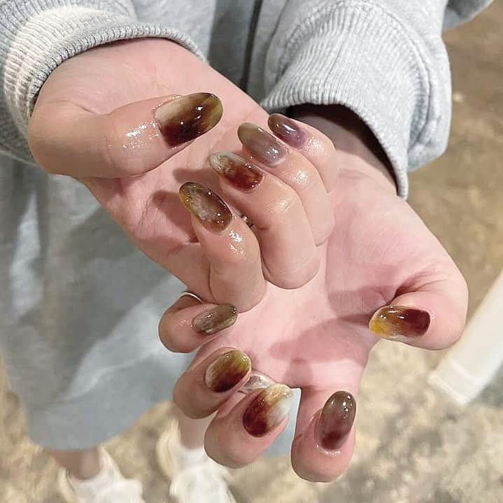 sarimaru(国木田さりまる)のインスタグラム：「はるかさんネイル🌈💭 自爪が伸びたから珍しく長めにしてみました☺️」